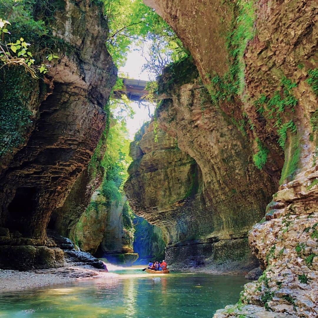 ジュリアナ・デヴァーさんのインスタグラム写真 - (ジュリアナ・デヴァーInstagram)「Rafting day on my Georgia tour.⁣🇬🇪 ⁣ But like a glide, really.⁣ ⁣ My #CleverDeverGeorgia19 tour stopped here for a morning of rafting and waterfall watching from the many observation decks.⁣ ⁣ This gorgeous canyon in the Samegrelo region of Western Georgia is a stunner. If you make it to the Caucasus, put the canyon on your list. Or just come with me and we'll go together on my next tour!⁣ More of my tour going on right now in my stories! ⁣ Ready to go on a tour to Georgia with me? How does 2020 sound?」5月21日 6時43分 - cleverdeverwherever