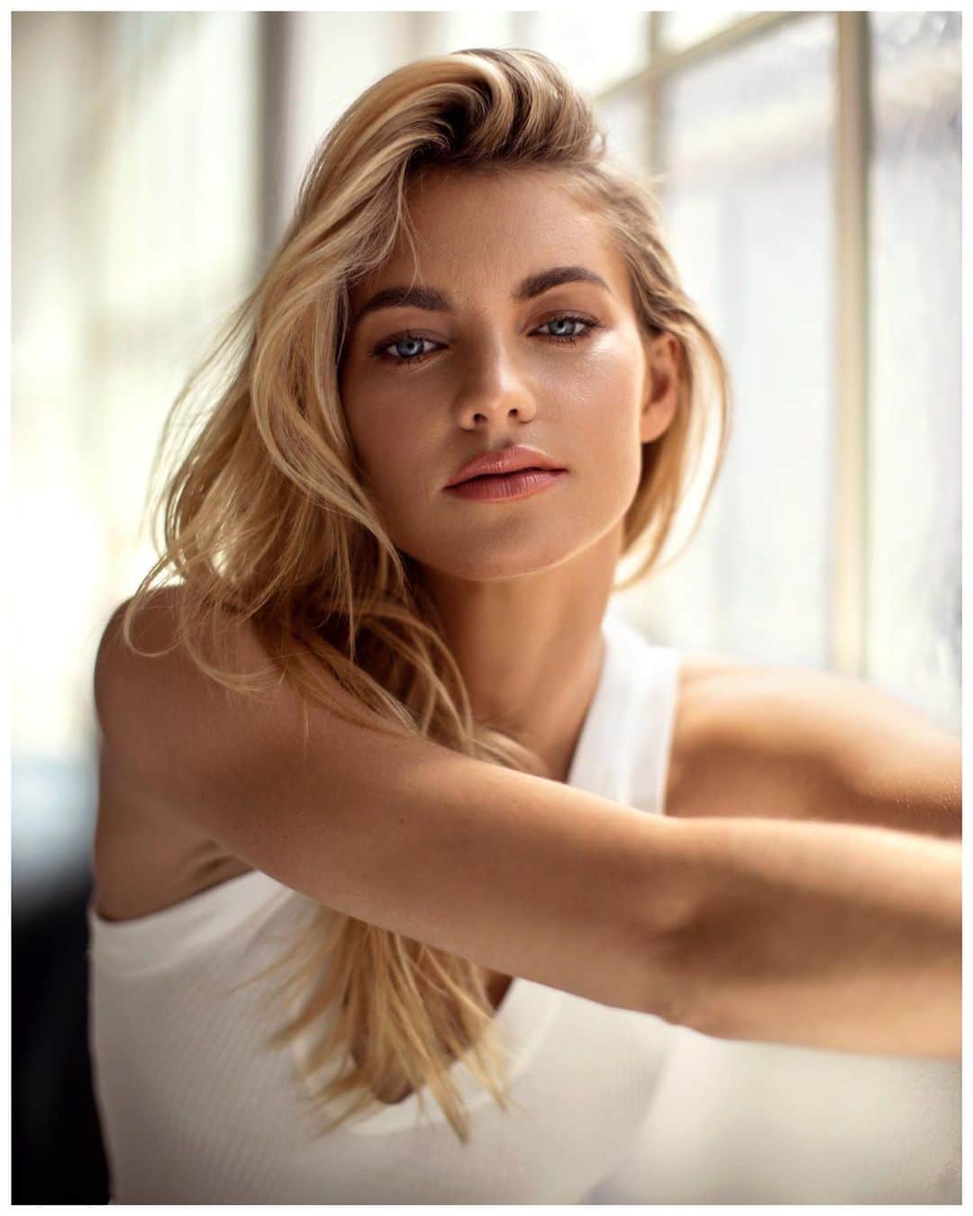 エリーズ・テイラーのインスタグラム：「Nude by nature @nudebynature  Make up by @maxmade  Hair by @michael_brennan  Photographer @charlesgrant_」