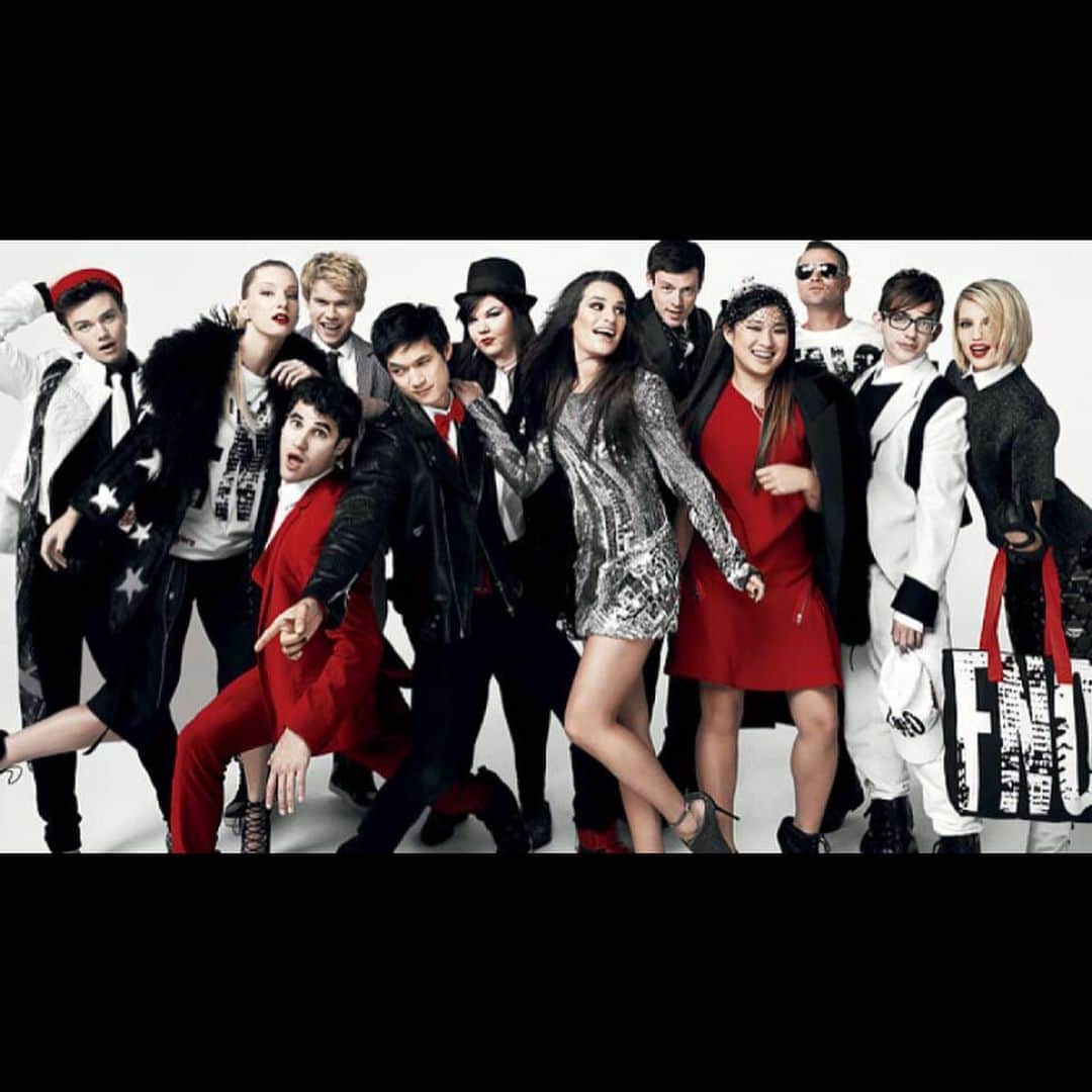のインスタグラム：「I can’t believe it’s already been 10 years since the pilot of Glee aired. Feels like just yesterday, and also like a lifetime ago. I could never have dreamt of being a part of something as special as glee. There were world tours, Super Bowl spots and the September issue of Vogue.. but most importantly there was each other. Together we shared it all: the triumphs, the tragedies, the slushies.. The cast and crew of glee will FOREVER be my family - and to the fans, you were the heart of the show. Your unwavering support and love are a true gift and we appreciate you more than you’ll ever know. Getting to be a part of a show that celebrated how our differences make us stronger was a dream. Oh man, now I’m DEEP in my feelings. Happy 10 years! 🎶 #glee10thAnniversary #YouJustGotZized #ImNotCryingYoureCrying」