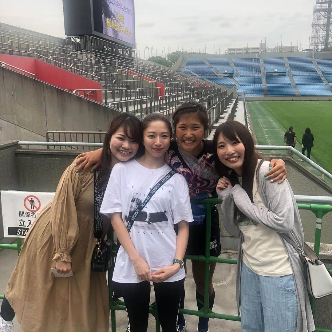 富田真紀子さんのインスタグラム写真 - (富田真紀子Instagram)「太陽生命東京大会🥉  一瞬だけでも逢いに来てくれたり、日焼けしゃうほどずっといてくれたり、なんて愛されてるんだ私は。  一生かけて恩を倍返しできる人間になりたい！  #この生活を応援してくれる会社 #りおな教 #大親友 #フジテレビの億を動かす女 #世田谷レディース #早稲田 #会社の同期の両親 #フジテレビが作ってくれた横断幕 #死ぬまで修行 🤣」5月21日 6時53分 - makikotommy