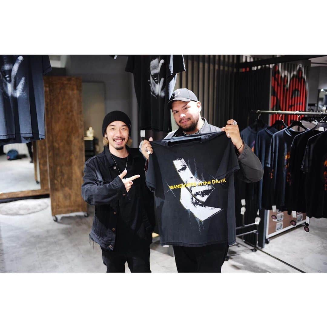 UZさんのインスタグラム写真 - (UZInstagram)「I couldn't meet him yesterday. I went to Ginza again today!!!! @lukevicious I'm a big fan of him😆 He customized my T-shirt👕  #lukevicious」5月21日 17時44分 - uzspyair
