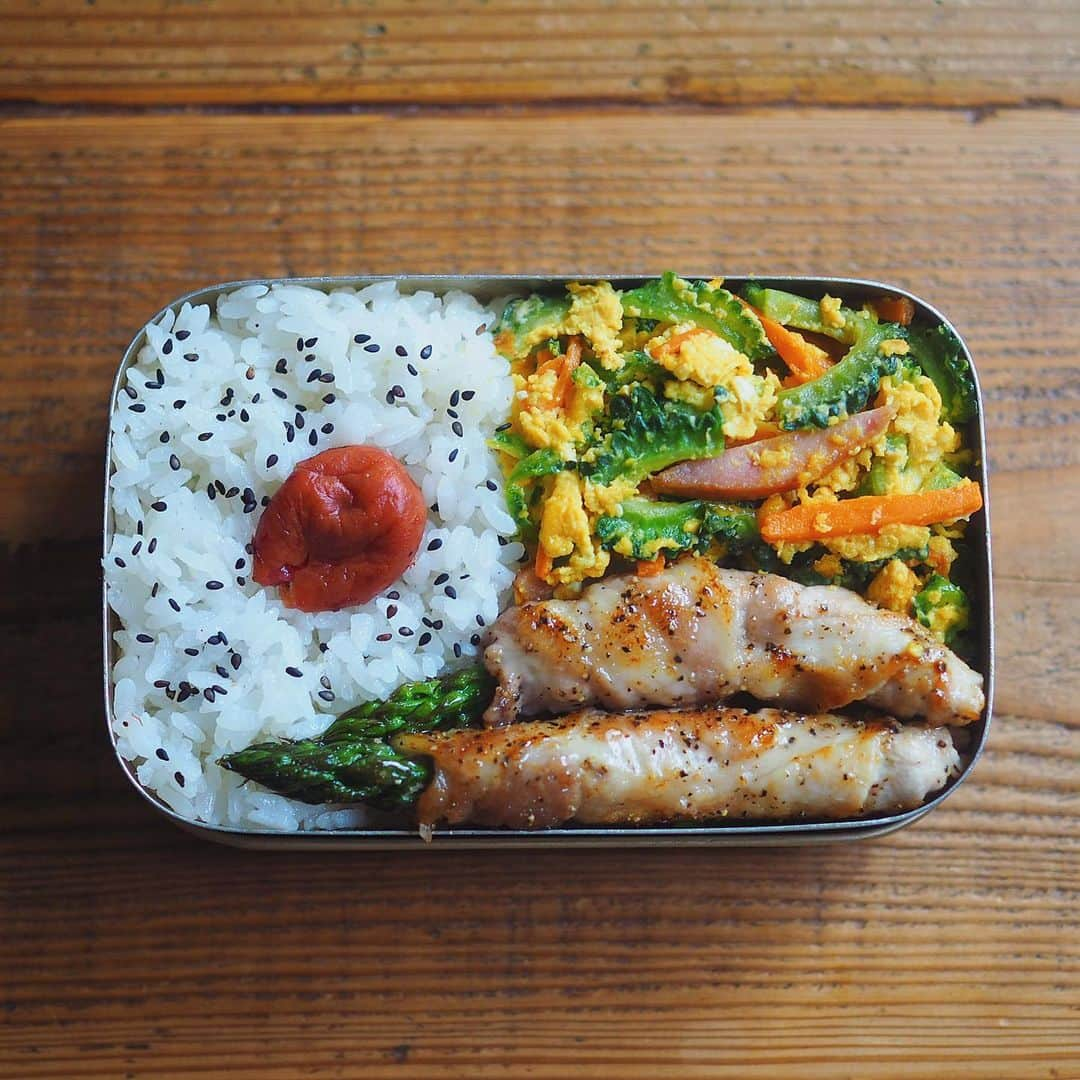 シンプルご飯が好き。さんのインスタグラム写真 - (シンプルご飯が好き。Instagram)「火曜日のお弁当 アスパラ肉巻き ゴーヤチャンプル 日の丸ご飯 ―――☞﻿―――☞﻿―――☞﻿𓃰⋆⋆ 美味しそうなアスパラに 美味しそうなゴーヤ見っけ。𓀜 シンプルに豚ロースで肉巻きに。 ビッと胡椒たっぷりにスパイシーで ゴーヤは苦味を控えめに 塩もみしてからさっと茹での冷水。 ぎゅー ぎゅー。です。 薄切りにして卵をまとわせると 苦味はほんの少しだけどうまいやつ。 スパムがまた良い塩梅に仕上げてくれました。 単身赴任中の夫が仕事の関係で 少しの間だけ帰ってきてます。 ぎゅっと好きなものを詰め込む弁当。 2品しかおかずないけど…笑」5月21日 17時44分 - heavydrinker