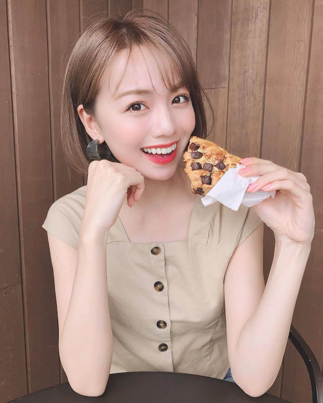 黒田真友香さんのインスタグラム写真 - (黒田真友香Instagram)「チョコレートチャンクスコーン大好き🍫 ・ ・ 旅まゆか27カ国目、ベトナムに到着しましたなう〜🇻🇳 関空から5時間半で到着✈️ ちなみに今はホーチミンにいて、来月はダナン、ハノイに行きます。笑 ・ ・ お仕事とプライベートの予定が被って2ヶ月でベトナム3都市コンプリート😂💓 せっかくなので、沢山写真もYouTubeもストーリーも！更新しますね🥰 ・ ・ #titivate #titivatestyle #ティティベイト#リネン混フロントボタンブラウス #ベージュコーデ #いつコ #165cm #長身コーデ」5月21日 17時45分 - kurodamayukaxx