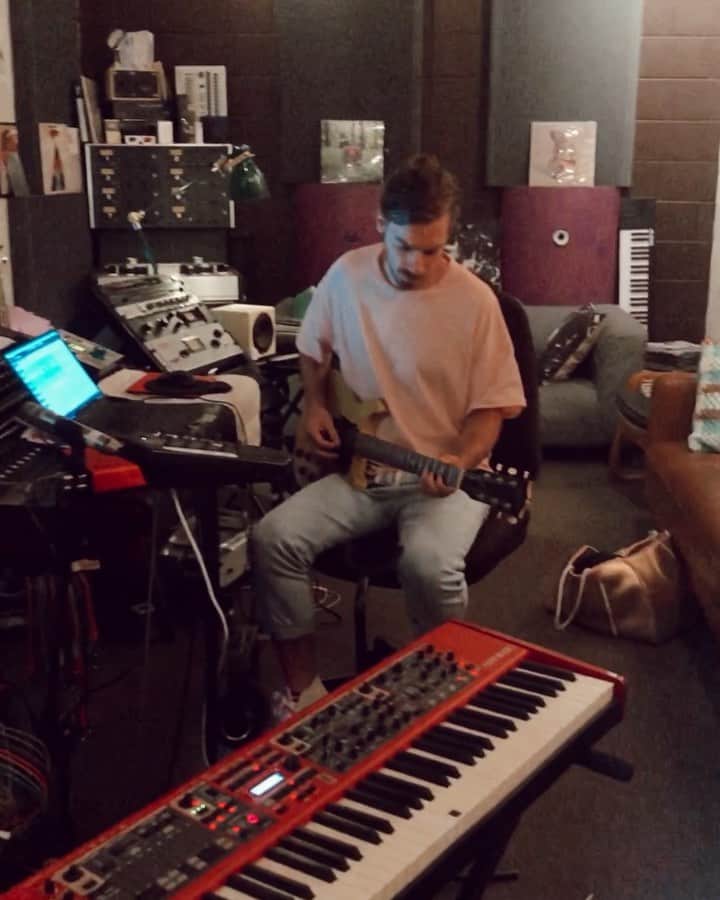 シェパードのインスタグラム：「Just incase you thought we were kicking back on a tropical island not writing new music for y’all.」