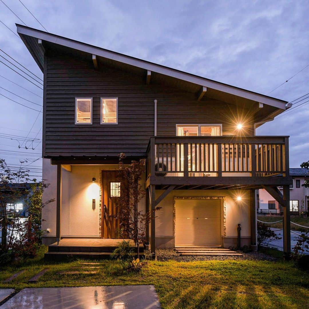 ネキストホームさんのインスタグラム写真 - (ネキストホームInstagram)「雨の夕暮れに輝くお家🏡  この#施工例 は #スキップフロア の家 #BinO #WAVE 本体価格：1228万円（税別）から ・ - - - - - - - - - - - - - - - - - - - - - ・ 時を超えた、 新しいスタンダード。  #NEXTHAUSDESIGN ・ - - - - - - - - - - - - - - - - - - - - - - - - - - - -  more photos → @nexthausdesign1947 - - - - - - - - - - - - - - - - - - - - - - - - - - - - ・ #ネクストハウスデザイン は心地よい#木の家 をお客様と一緒につくる#木造 の#注文住宅 を中心とした、創業1947年に創業した#宇都宮市 の#工務店 です。 ・ 大手ハウスメーカー 等が推奨する、30年ごとに建て替える家ではなく、#無垢材 やモイス などの#自然素材 を使い、そのご家族の#暮らし 方に合わせた#心地よい暮らし をご提案しています。 ・ そんな#家づくり を実際に体感できる#モデルハウス がありますので、ぜひご見学ください。 ・ あなたの理想の#マイホーム の答えが私たちの#家づくり にあります。 ・ #新築 用の#土地探し から#住宅ローン 等の資金計画まで、DMやメール、お電話等でいつでもご相談ください。 ・ #マイホーム計画 中の方は、HPより資料請求して頂ければ、コンセプトブック等をお届けいたします。 ・ ↓のプロフィール欄からHPに移動できます。 ・ - - - - - - - - - - - - - - - - - - - - - @nexthausdesign1947 - - - - - - - - - - - - - - - - - - - - - ・ ・ 施工対応エリア ・ #栃木県 全域 #宇都宮市 #さくら市 #真岡市 #下野市 #日光市  など ・ 車で1時間以内の範囲を主に施工エリアとしていますが、それ以外の地域の方もお気軽にご相談ください。 - - - - - - - - - - - - - - - - - - - - - このインスタの管理人は世界を変える住宅屋 @mizonobe です。 家づくりに関することも、そうで無いことも ご相談お待ちしてます！」5月21日 16時28分 - nexthausdesign1947