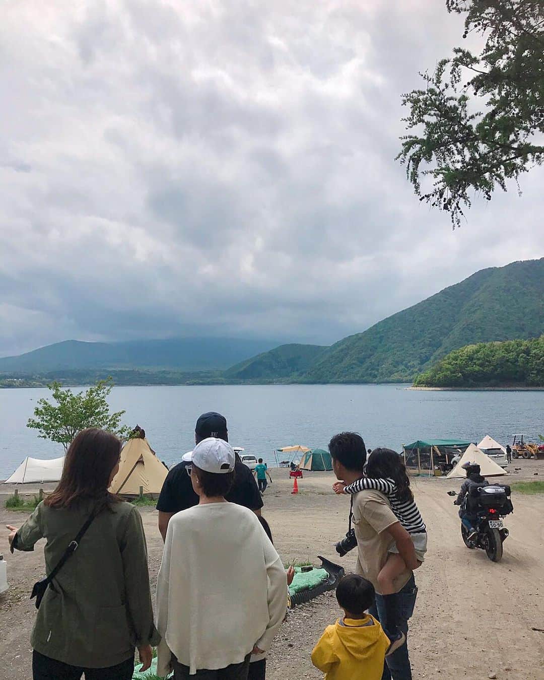 野崎玲欧奈さんのインスタグラム写真 - (野崎玲欧奈Instagram)「ＣＡＭＰ . 週末は本栖湖でキャンプ🏕 . 富士山楽しみにしてたけど 最後まで雲に隠れてました、残念。 またリベンジに来たいなぁ . 今年キャンプデビューの我が家は お互いこだわり所が違うからそれがまた面白い (えぇ！？コレ買ったの？いる？って会話よくしてるw) . 共通の趣味が増えて嬉しい♡ . . #camp #camping #キャンプ」5月21日 16時40分 - reonanozaki