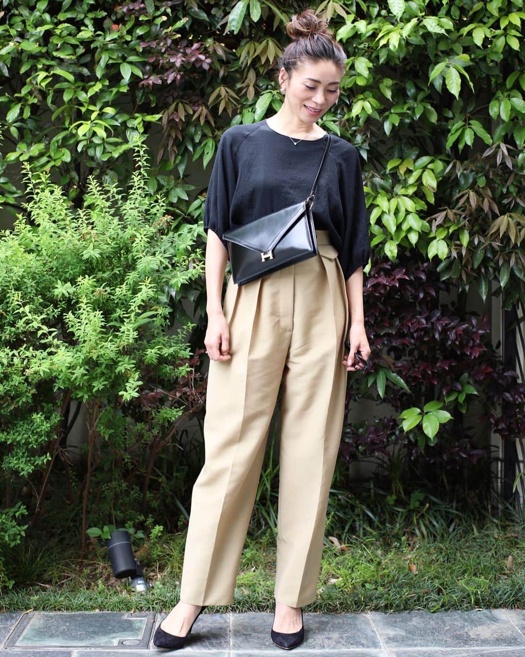 大日方久美子さんのインスタグラム写真 - (大日方久美子Instagram)「・ Outfit ☆ ・ Top → @cookiechocolate_official  Pants → #oldceline  Shoes → #pippichic  Bag → #hermes ・ ・ トップスは発売中の @cookiechocolate_official  バッグはヴィンテージショップで見つけた1979年のエルメス。40年前のものとは思えない美品でした✨ ・ ・ #kumicloset  #パーソナルスタイリスト」5月21日 16時49分 - kumi511976