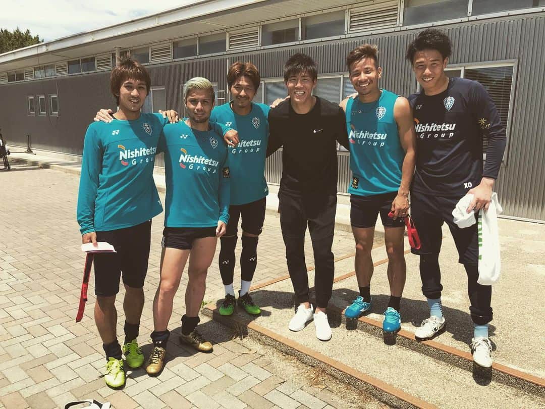 松田力のインスタグラム：「冨おかえりー🇯🇵🇧🇪 #冨安健洋 #松田力  #石津大介  #田邉草民  #山ノ井拓己  #實藤友紀  #avispa  #アビスパ福岡  #jリーグ  #jleague」