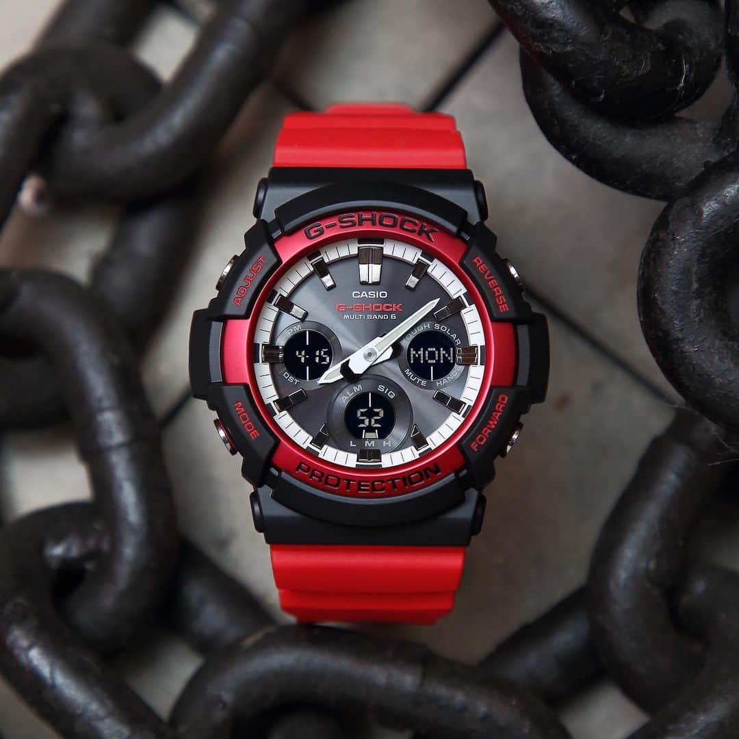 G-SHOCKさんのインスタグラム写真 - (G-SHOCKInstagram)「SPECIAL COLOR  人気のブラック×レッドのバイカラーにホワイトのアクセントを施した、ストリートからカジュアルファッションまで幅広く活躍するNewモデル。無骨な大型のケースにアルミ製のベゼルを組み合わせ、カジュアルと上質さを併せ持つGAW-100をベースに採用しています。  This new color lineup provides a choice of hues that are great for wear with street and casual fashions. Base model is the GAW-100, which combines a rugged case with an aluminum bezel for an elegantly casual design.  GAW-100RB-1AJF  #g_shock #gaw100 #newcolor #watchoftheday」5月21日 16時52分 - gshock_jp