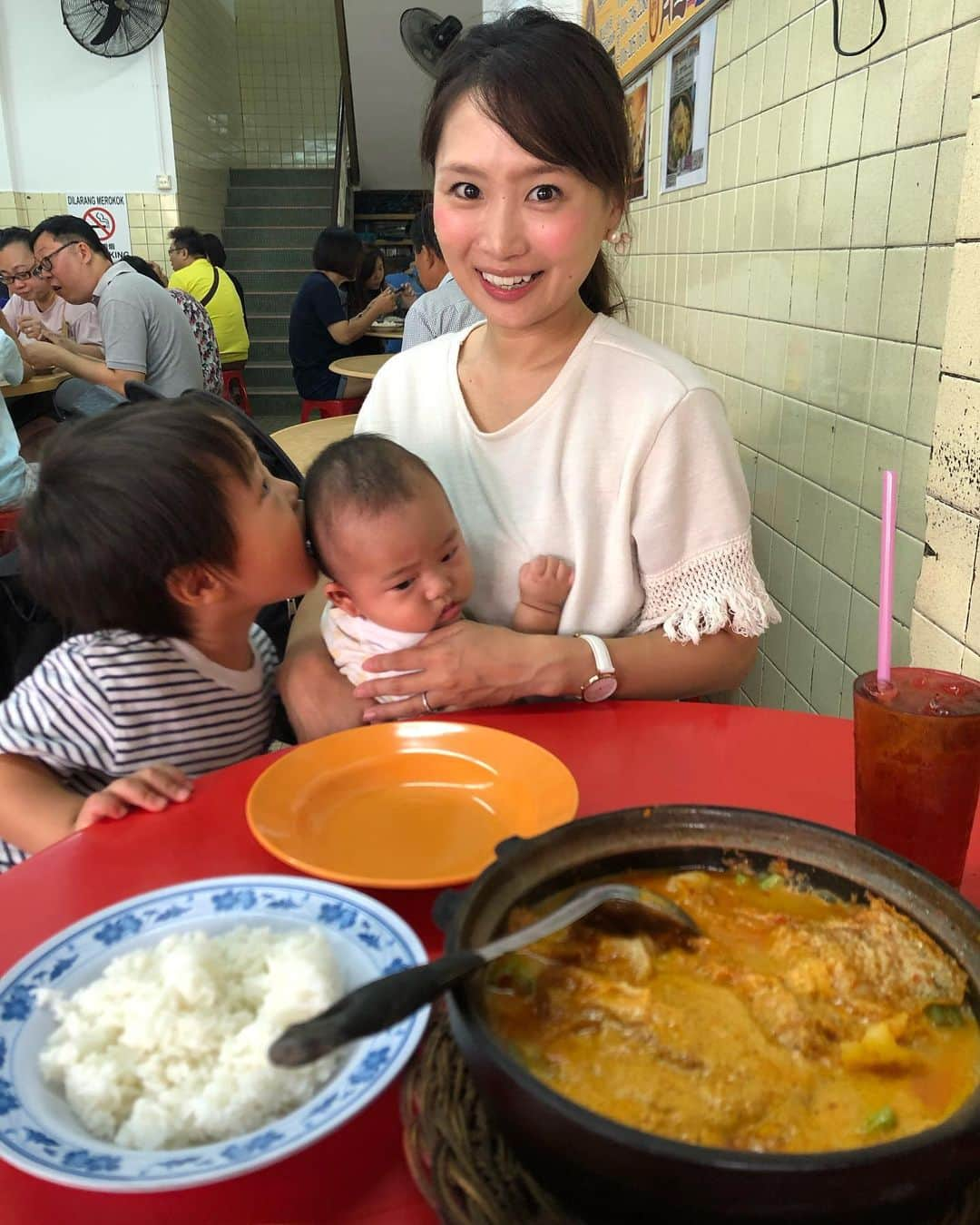 橋本麻里衣のインスタグラム：「Malaysia☺︎ ＊ ＊ 週末 マレーシアのジョホールバルへ。シンガポールからジョホールはタクシーで行けちゃます！（→本当はバスで往復300円ちょっとで行けるのですが、乳児連れのため今回は贅沢にタクシー＝往復約1万円 にしました。） ＊ ＊ お目当てのひとつは、このカレー。 以前たまたま前を通りかかってぷらりと入ってみたらすごく美味しくて、あとで調べてみたらとっても有名なお店で。以来ジョホールに行ったら必ず行くお店です☺︎❤︎ ＊ Kam Long Ah Zhaiのフィッシュヘッドカレーは魚臭さが全く無くて、ココナッツとスパイスが絶妙なバランスですごく美味しいですよ♫ ＊ #malaysia#johor#sglife#singaporelife#sglocallife#lifeinsingapore#ootd##フリンジレース袖P/O：#eka @ekalosangelesjapan (CF010265)#新加坡#星港#シンガポール#シンガポールライフ#シンガポール生活#シンガポールカフェ#シンガポール在住#子連れシンガポール#シンガポール子育て#男の子のママ#ジョホール#ジョホールバル#買い出し#シンガポールおすすめ ❤︎」