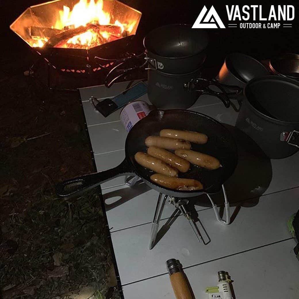 VASTLANDさんのインスタグラム写真 - (VASTLANDInstagram)「【VASTLAND×REPOST】 . .. VASTLANDのカタログのようなリビングスペース🏕✨ . いつかVASTLAND製品のみでキャンプしてもらえるようにVASTLAND一同頑張って参ります👍 . .. Photo by  @shin218d 様 ※ @shin218d 様は【#VASTLANDアンバサダー 様】です。 . VASTLAND公式アカウントでのリポスト希望の方は【#VASTLANDリポート】を付けてVASTLAND製品をご投稿ください！ . .. ・掲載ギア・ #アウトドアワゴン #オクタゴンロ #クッカーセット #火吹き棒 . .. ▲▽掲載ギアはプロフィールのリンク（ @vastland.jp )もしくは、画像をタップしてチェック！▽▲ . .. #VASTLAND #ヴァストランド #キャンプ #camp #キャンプ好きな人と繋がりたい #キャンプギア #キャンプ道具 #キャンプ用品 #ソロキャンプ #デイキャンプ #ファミリーキャンプ #ファミキャン #グルキャン #ソロキャン #オートキャンプ #キャンプ女子 #キャンパー #キャンプ好き #キャンプしたい #⛺ #🏕 #アウトドア #outdoor」5月21日 17時05分 - vastland.jp