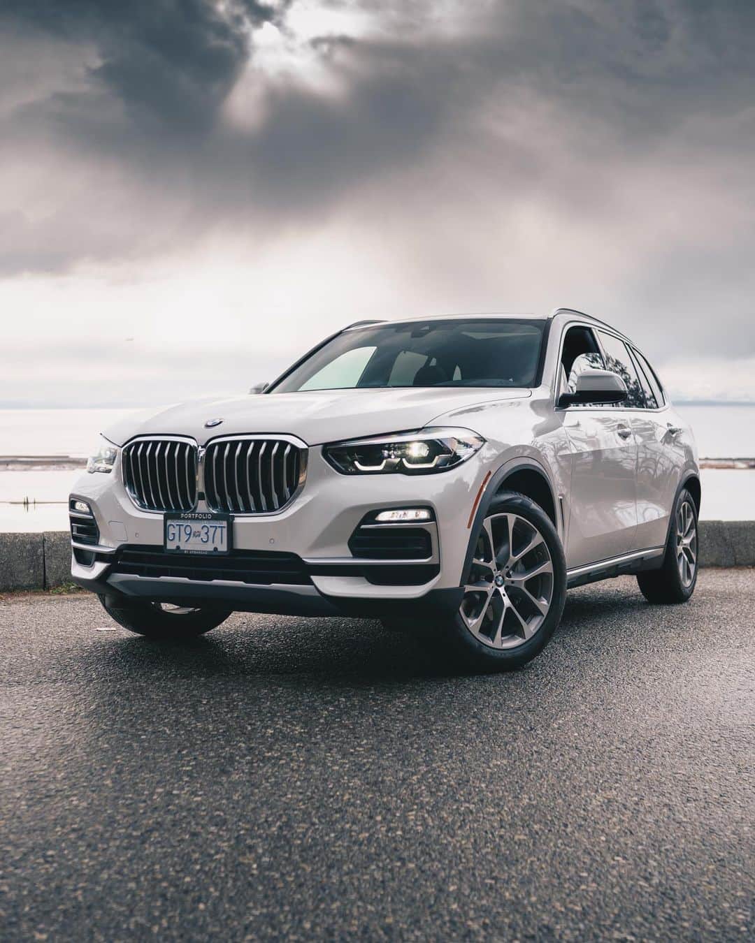 BMWのインスタグラム：「Details make the difference. #BMWrepost @daniel___leung @dshih_ #BMW #X5」