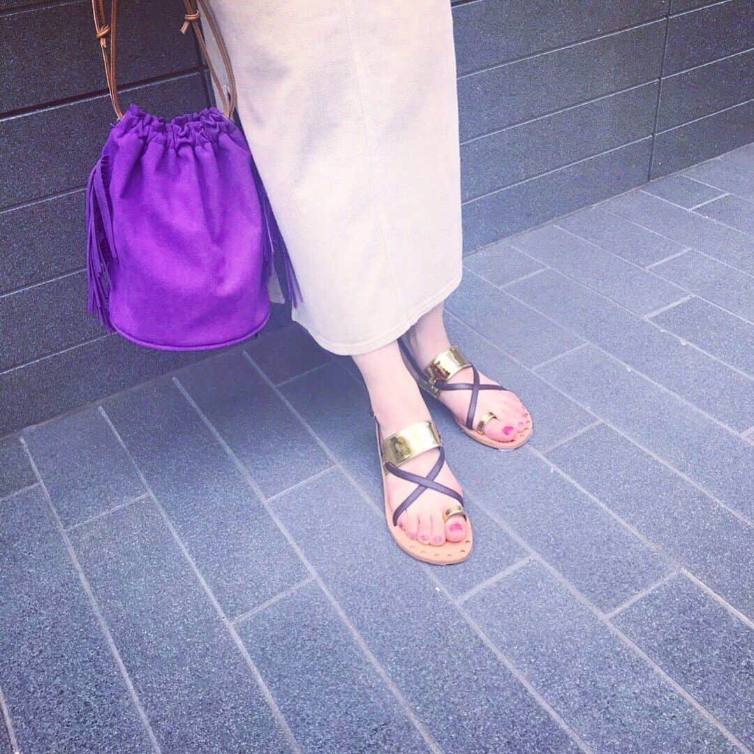 CARNET OFFICIALのインスタグラム：「サンダルコレクション開催中👡 つま先にあしらったスタッズがアクセントのトングサンダルは今年らしいロング丈ボトムと相性がぴったり‼︎✨中敷にはクッションが効いて気持ちいいですよ。ぜひ店頭でお試しくださいね！ @daniella_and_gemma ◾︎Shoes  DA-18-1902 ¥15,500+tax  #daniellaandgemma  #ダニエラアンドジェマ  #fashion  #summer  #コーディネート  #sandals  #サンダル  #トングサンダル  #ママコーデ  #ootd  #カジュアル  #大人カジュアル  #ライズインスタ部  #二子玉川  #二子玉川ライズ #新丸ビル」