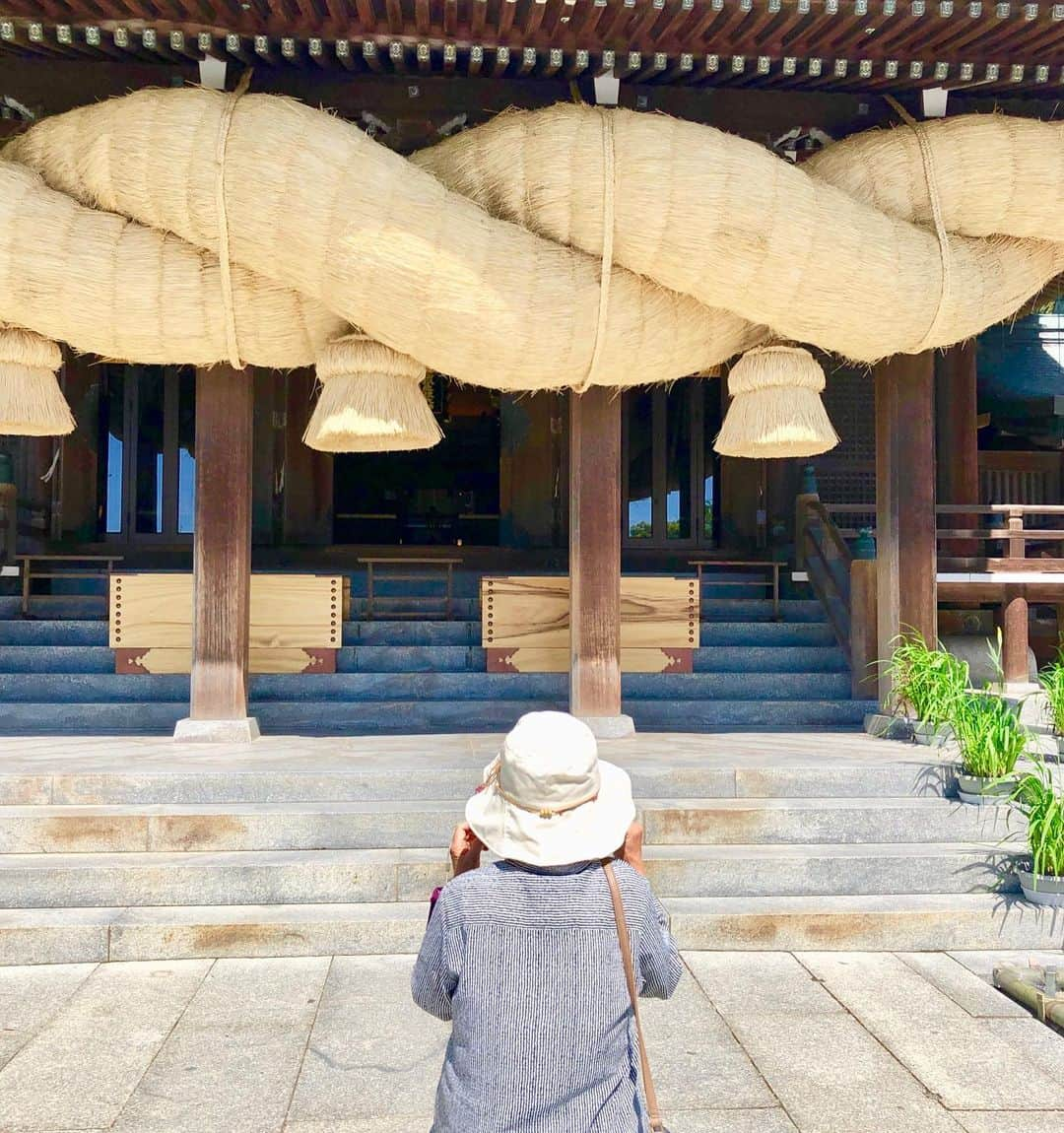 有江嘉典さんのインスタグラム写真 - (有江嘉典Instagram)「実家に立ち寄る。  ①母と宮地嶽神社へドライブ&散歩。 ②菖蒲まつり(5/26〜6/10)の準備が進められていた。 ③木洩れ陽が水玉模様みたい。 ④光の道のシーズンではないですが。 ⑤階段をゆっくりと降りる母。「あんた歩き方が都会の人ごたるね」と言われました。自分がどれだけ急ぎ足で殺伐とした歩き方をしていたのかを痛感。 #宮地嶽神社 #菖蒲まつり #光の道 #母」5月21日 17時09分 - yoshinori_arie