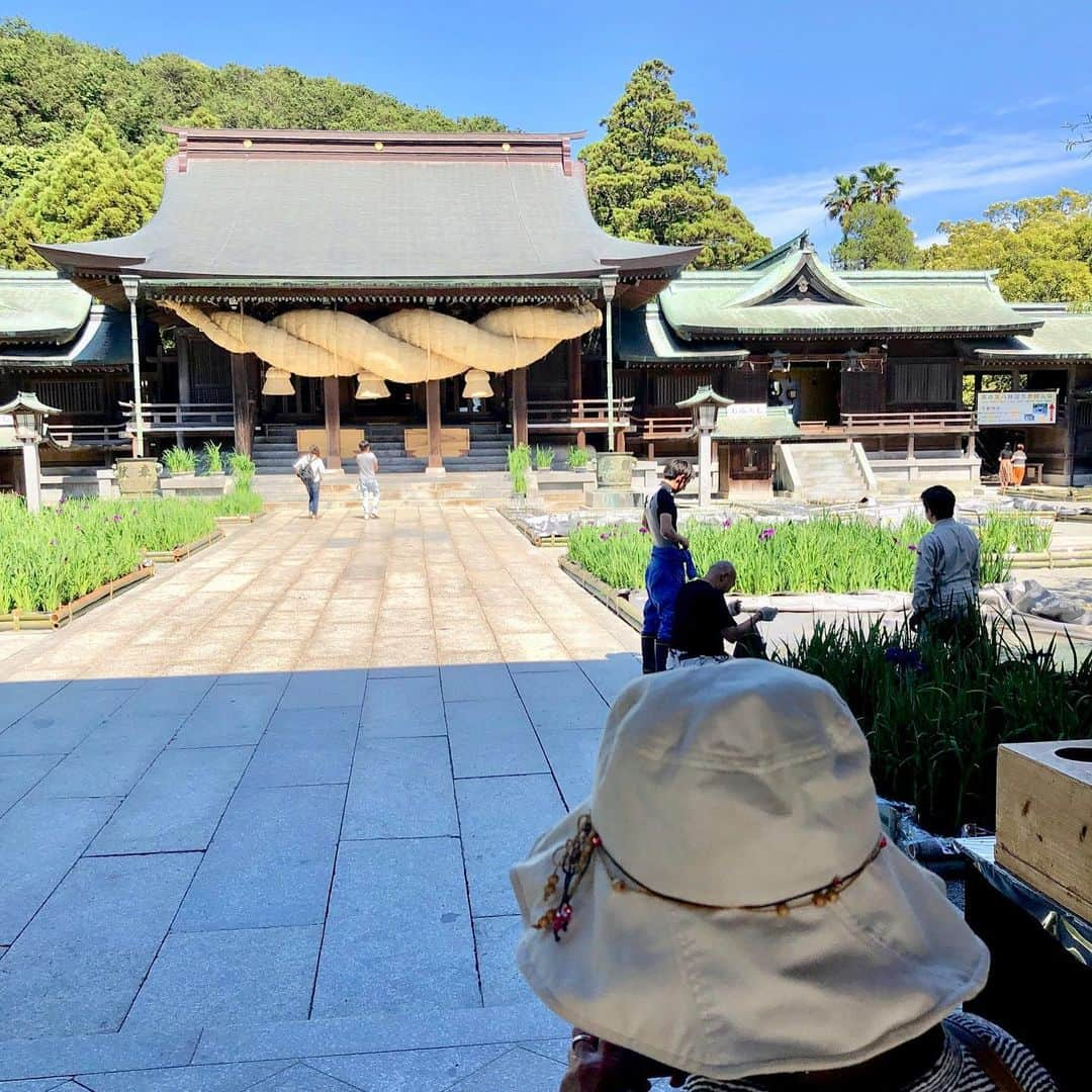 有江嘉典さんのインスタグラム写真 - (有江嘉典Instagram)「実家に立ち寄る。  ①母と宮地嶽神社へドライブ&散歩。 ②菖蒲まつり(5/26〜6/10)の準備が進められていた。 ③木洩れ陽が水玉模様みたい。 ④光の道のシーズンではないですが。 ⑤階段をゆっくりと降りる母。「あんた歩き方が都会の人ごたるね」と言われました。自分がどれだけ急ぎ足で殺伐とした歩き方をしていたのかを痛感。 #宮地嶽神社 #菖蒲まつり #光の道 #母」5月21日 17時09分 - yoshinori_arie