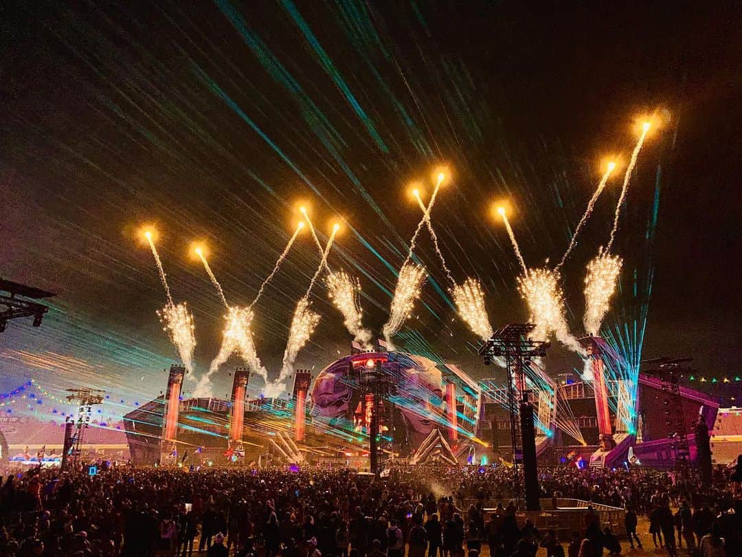 吉田拓巳のインスタグラム：「弾丸でEDC Las Vegasに行ってきました！ 想像以上の規模感でビックリ！砂漠のど真ん中で空間は少しバーニングマンに似たものもあり、巨大なサーキット場にはとにかく観きれない量のコンテンツで、巨大なステージからジェットコースター、アートまで！ もはや空から見ないと規模感が掴めない 笑 このフェスの為に持ち込まれたとは思えないほど！ そしてラスベガスのエンタメ力の凄さを実感！ 日本もIR上陸と共にエンタメのコンテンツがもっと増えていくといいな。 EDCチームの皆さんありがとうございました！」