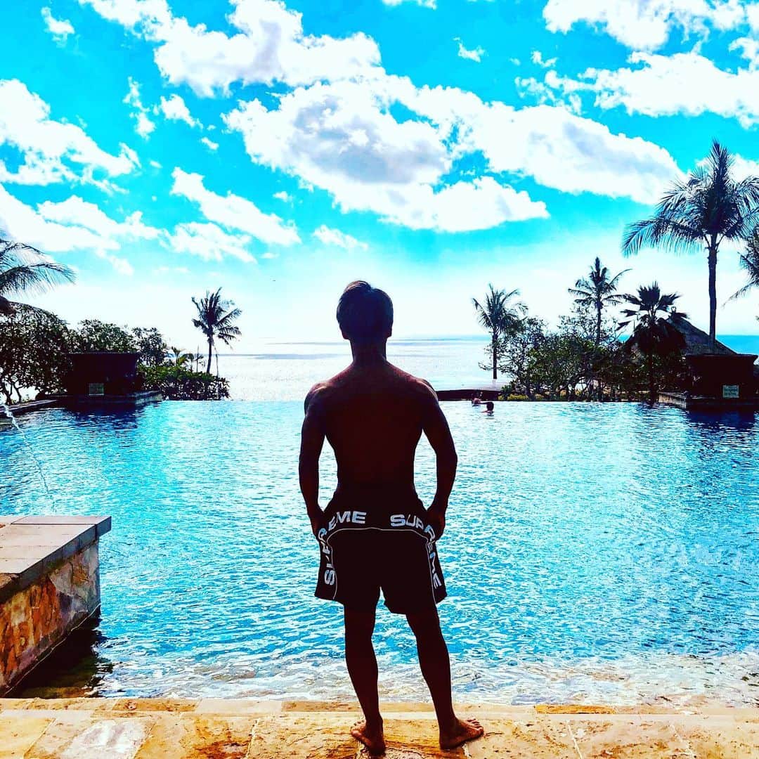 のインスタグラム：「バリに来てます☀️ めちゃ久しぶりのバリは最高‼️ アヤナリゾートも最高‼️ ハマってしまうかも…  #bex #air #lovest #bali #resort #sea #island #summer #sun #sunrise #workout #ayanaresort #fashion #beauty #hair #supreme #nike #offwhite #sneakers #筋肉美容師」