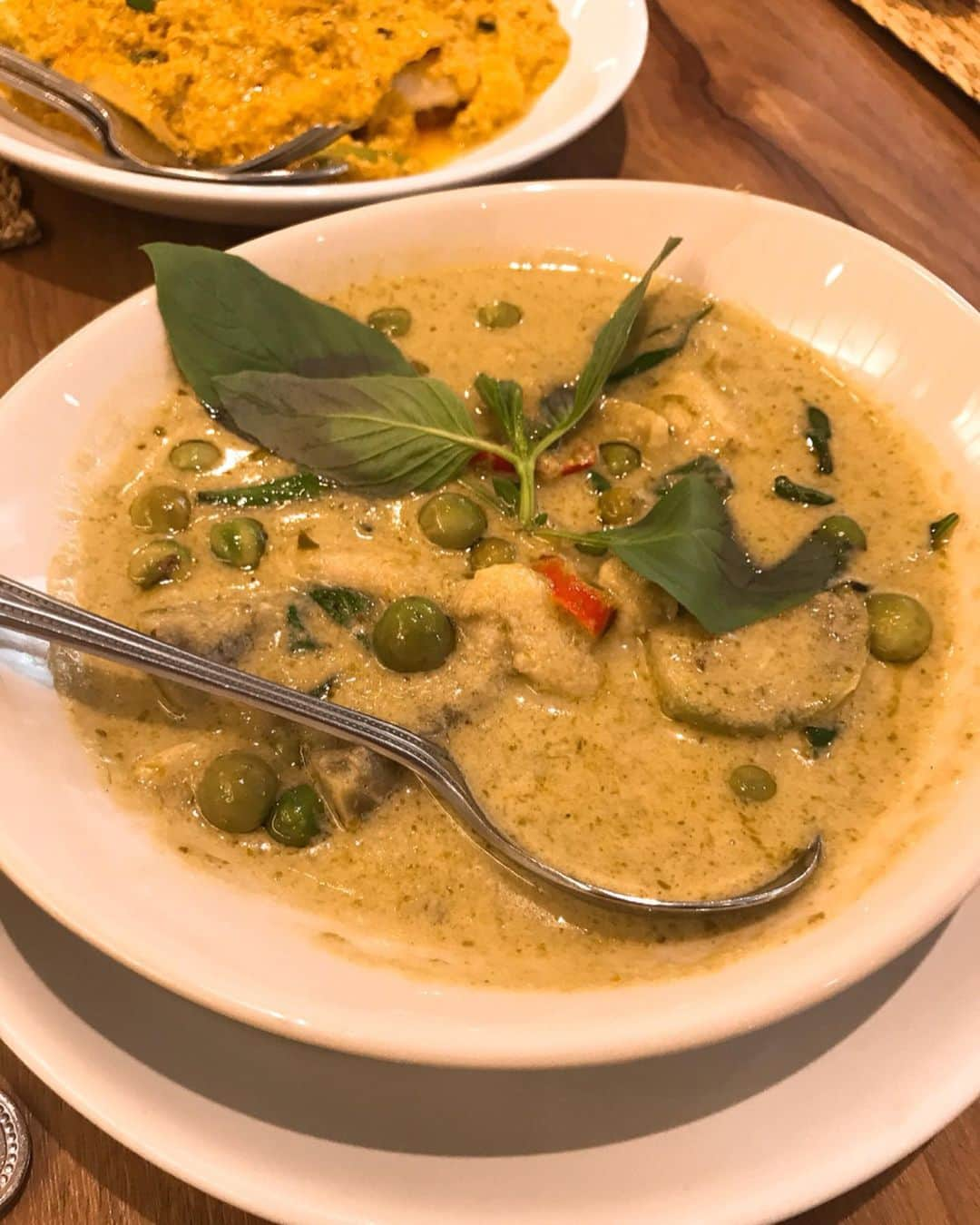 新井利佳さんのインスタグラム写真 - (新井利佳Instagram)「#thaifood #thaifoodstagram #thailand #bangkok #thelocal #yolo #tastegood #greencurry #yellowcurry #curry #好吃 #泰國美食 #泰國 #曼谷 #推薦 #味道好 #氣氛好 #貪吃鬼去泰國 #咖哩 #美味しいお店 #タイの美味しい店 #何食べても美味しい #カレー #ミシュラン #イカパッポンカリー」5月21日 17時17分 - rika.arai