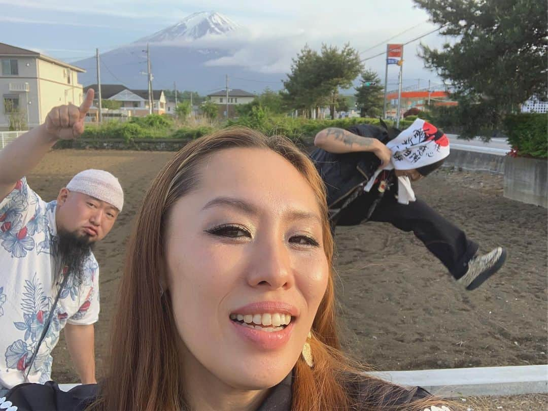 Metisさんのインスタグラム写真 - (MetisInstagram)「世界遺産yoga ありがとうございました😊 ダンサーのみんなと。 Ayaちゃんお世話になりました。 またみんなで❗️ 帰り道はFuji山🏔出現。 たーちとヨケ神様と📸 皆さんにありがとう❗️ Metis  #Metis#officeONELOVE #世界遺産ヨガ#河口湖#ステラシアター#yoga#dance」5月21日 17時19分 - metis_0328