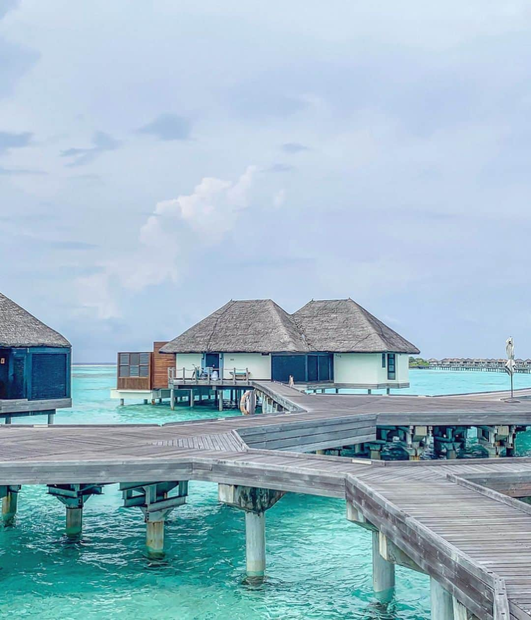 砂田早紀さんのインスタグラム写真 - (砂田早紀Instagram)「全てのお部屋が海の上に🏝 お部屋から出ると目の前にオーシャンビューが広がって、とってもとっても感動...🥺 綺麗な海の上に寝転んで、星を見れるなんて思ってなかった🥺... @fsmaldives  #beautifulmaldives #maldivesbeach #maldivesislands #maldives #bestvacations #instatravel #liveauthentic #lifeofadventure #travelpic #travellife #traveldiary #ilovetravel#fourseasons#oceanview#stunning#heaven」5月21日 17時21分 - sakisunada_