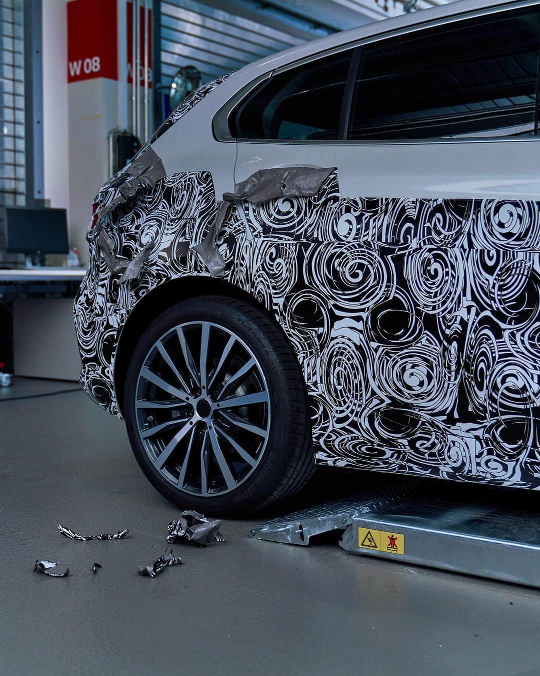 BMW Japanさんのインスタグラム写真 - (BMW JapanInstagram)「. BMWの新たなデザイン言語が、姿を現す。 . “THE 1”、まもなくアンベール。 . #BMW #BMWJapan #駆けぬける歓び #THE1 #1シリーズ #BMWWorld #BMWPost #BMWgram #BMWlovers #BMWlife #BMWlove #BMWforlife #BMWcar」5月21日 17時22分 - bmwjapan