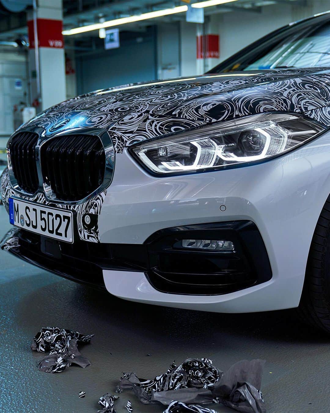 BMW Japanさんのインスタグラム写真 - (BMW JapanInstagram)「. BMWの新たなデザイン言語が、姿を現す。 . “THE 1”、まもなくアンベール。 . #BMW #BMWJapan #駆けぬける歓び #THE1 #1シリーズ #BMWWorld #BMWPost #BMWgram #BMWlovers #BMWlife #BMWlove #BMWforlife #BMWcar」5月21日 17時22分 - bmwjapan