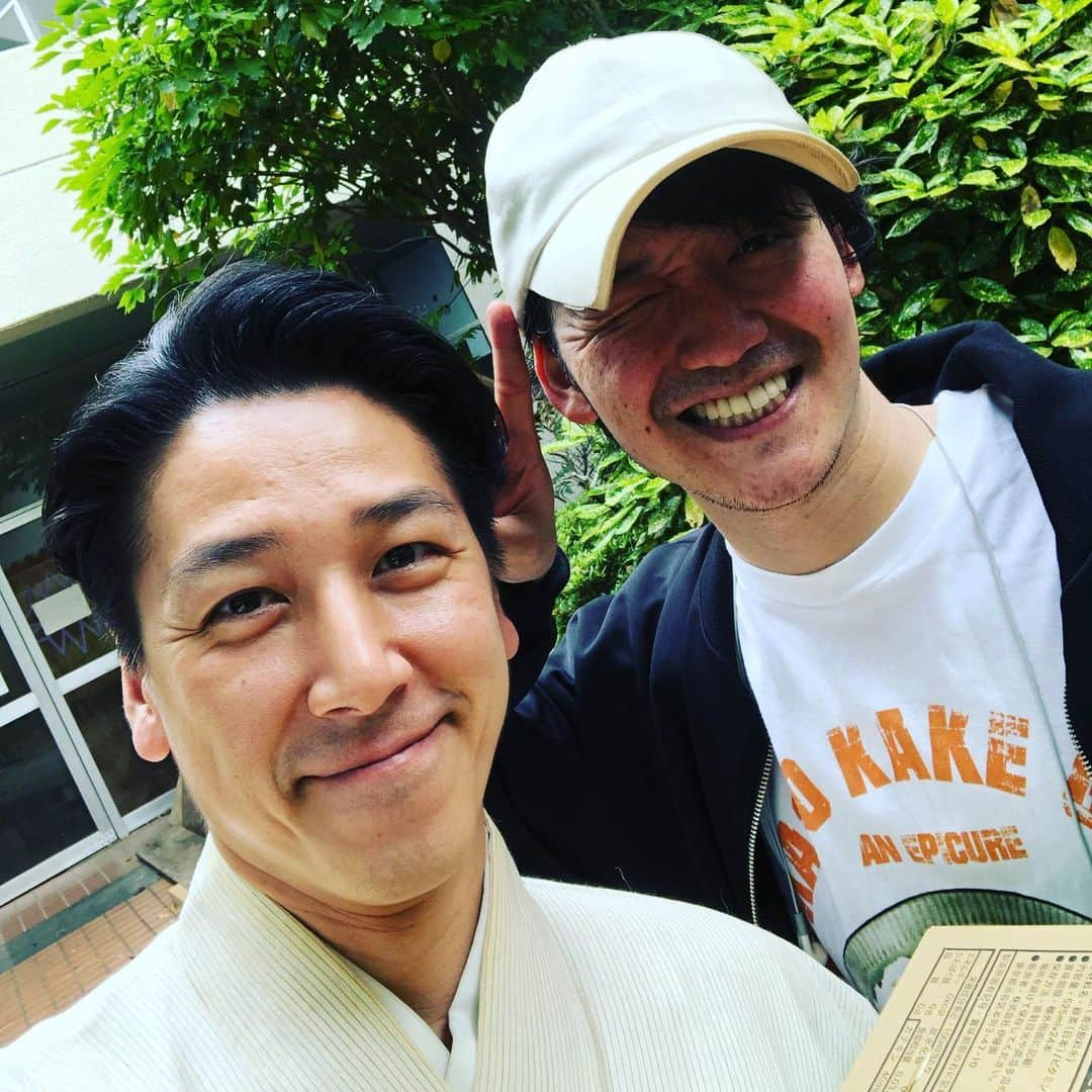 和泉元彌さんのインスタグラム写真 - (和泉元彌Instagram)「20190518 舞台「#サゼン」 @渋谷・伝承ホール  5/22〜  の稽古場へ！ 初めて訪れた施設。  右も左もわからず、 車を停めて、不安に歩いていると 建物から出てきたのが…彼！  そうです！ #三浦孝太くん  以前、 舞台「黒椿」で共演した イケメン二世俳優とは思えない 素直さと、貪欲さを持っている 素敵な役者さんです。  前日に彼のSNSで 「稽古が始まった…」 という記事を読んだばかり！  同じ場所だったの‼︎ 聞けば、「サゼン」の作者 脇さんの舞台にも 出演した事があるという！  すっごい偶然の重なり方で 再会の嬉しさ一入でした。  縁のある人は 必ず出会うもんなんだよね。  彼は、舞台「海賊と山賊」 の稽古中だそうです。」5月21日 17時25分 - izumimotoya