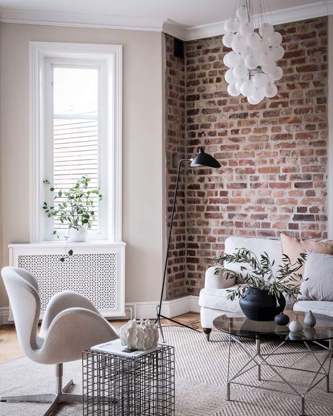 Bjurforsさんのインスタグラム写真 - (BjurforsInstagram)「Fina detaljer på Hedåsgatan 14 som nu ligger ute till försäljning. 💭 • Fotografen: @fotografalencordic • Stylist: @nouvel.interior #bjurfors_goteborg #bjurfors #mäklaresandrastals #apartment #gothenburg #interior」5月21日 17時25分 - bjurforsgoteborgcity