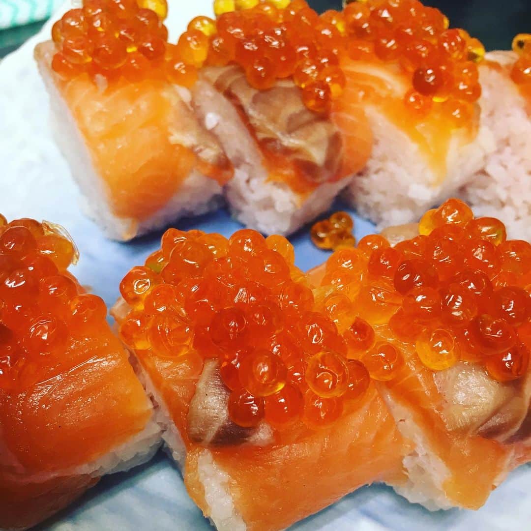知床漁場 天神橋筋店さんのインスタグラム写真 - (知床漁場 天神橋筋店Instagram)「こんばんは🌆 北海道知床漁場天神橋店です！ 完全なる裏メニュー。 サーモンの棒寿司🍣🍣🍣🍣🍣。 たっぷりいくら乗せ。 ありったけのいくら乗せちゃいます！ #うまか北浜店 #北海道グルメ #北海道知床漁場天神橋店 #天神グルメ #生牡蠣#いくら#泳ぎイカ#ハンパじゃない送迎会#ハンパじゃない歓迎会#980円飲み放題#海鮮居酒屋#天神橋筋商店街#天神橋筋5丁目#天神橋グルメ#北海道グルメ#北海道日本酒#北海道料理#飲み放題つき宴会コースは4000円」5月21日 17時27分 - shiretoko_tenjinbashi
