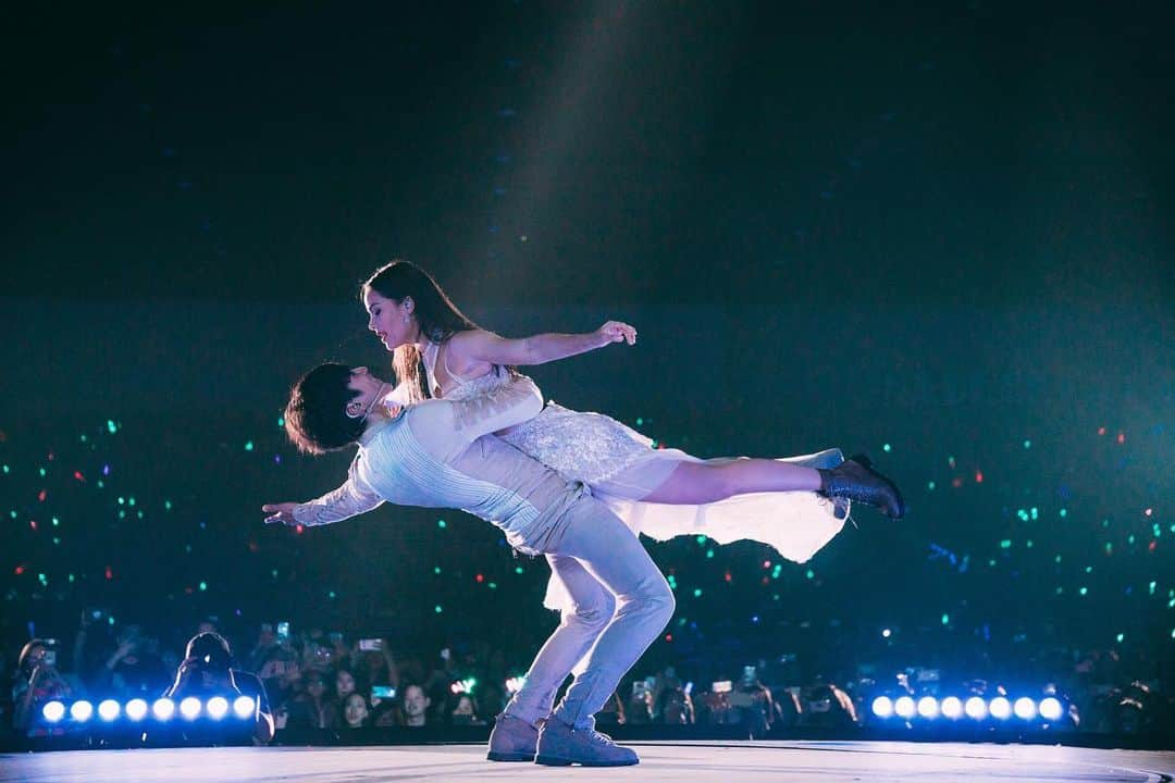 ウッラサヤー・セパーバンさんのインスタグラム写真 - (ウッラサヤー・セパーバンInstagram)「My super human 💫💓 plus beautiful choreography and amazing setting!  #TheRealNadechConcert」5月21日 17時40分 - urassayas