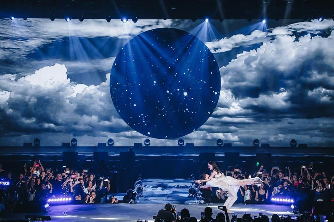 ウッラサヤー・セパーバンさんのインスタグラム写真 - (ウッラサヤー・セパーバンInstagram)「My super human 💫💓 plus beautiful choreography and amazing setting!  #TheRealNadechConcert」5月21日 17時40分 - urassayas