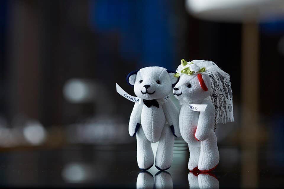 Conrad Tokyoのインスタグラム：「コンラッド東京にてご成約いただいたご新郎・ご新婦様限定で、ウェディングバーションのカップル・ベアをプレゼントしています。 #コンラッド東京 #コンラッド花嫁 #プレ花嫁 #ホテル #汐留 #東京 #結婚 #結婚式 #ウエディング #ブライダル #結婚式レポ #ウエディングレポ #披露宴 #メインテーブル #高砂 #ゲストテーブル #会場コーディネート #チャペル挙式 #ドレス試着 #チャペル #結婚式準備 #ウエディングドレス」