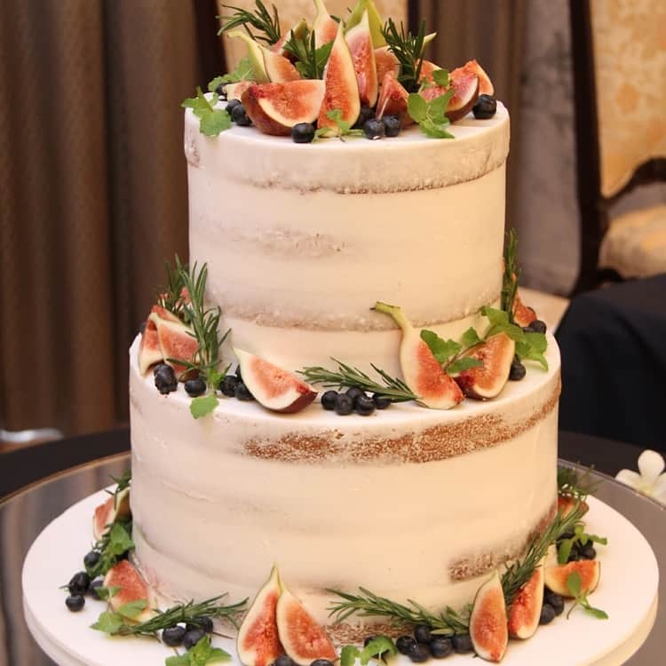 ホテルモントレウェディング【公式】 のインスタグラム：「♥ ￣￣￣￣￣￣￣￣￣￣ @montereyweddingをフォローして 『 #モントレ花嫁 』『 #ホテルモントレ』の タグをつけて投稿してくださいね＊*. . フルーツたっぷりのウェディングケーキ♡ お好みのフルーツで自分たちらしさを✧ . ◆ホテルモントレ公式HPはこちら* https://www.monterey-wedding.jp . #モントレ #モントレ花婿  #dressy花嫁 #プレ花嫁 #marry花嫁 #卒花 #marryxoxo #wedding #weddingceremony #weddingreception #weddingparty #weddingdress #dress #flower #weddingbouquets #プラコレ #結婚式場 #ウエディングニュース  #日本中のプレ花嫁さんと繋がりたい #結婚式 #パーティー #披露宴 #ホテルウェディング #ウェディングケーキ #weddingcake #cake #cakedecorating」