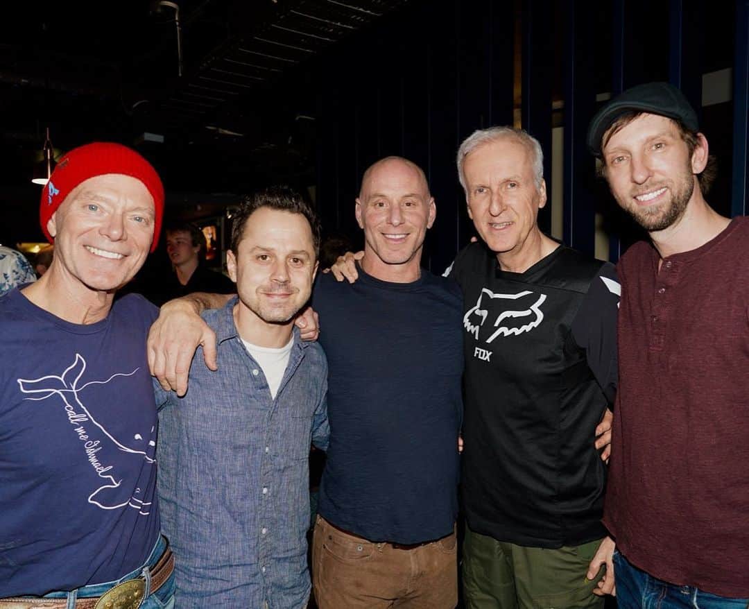 ジョエル・ムーアのインスタグラム：「And we’re back!! Avatar sequels live action kickoff event at the same lanes we started at a decade ago. New chapters, same lucky strike by @jamescameronofficial, immediately retiring from a legendary ‘2 toss’ bowling career. - 📸 @jonplandau thanks for the great night!」