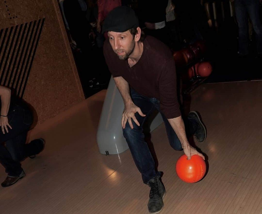 ジョエル・ムーアさんのインスタグラム写真 - (ジョエル・ムーアInstagram)「And we’re back!! Avatar sequels live action kickoff event at the same lanes we started at a decade ago. New chapters, same lucky strike by @jamescameronofficial, immediately retiring from a legendary ‘2 toss’ bowling career. - 📸 @jonplandau thanks for the great night!」5月21日 8時44分 - joeldavidmoore