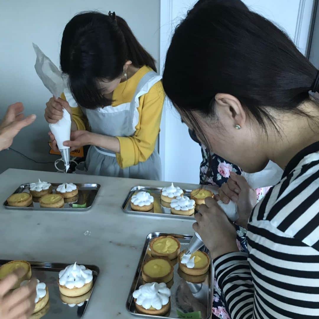 早川茉希さんのインスタグラム写真 - (早川茉希Instagram)「🍋🍋🍋 お菓子教室で レモンのタルトとパウンドケーキを 教えていただきました☺️💖 ・ レモンの皮剥き一つにもポイントがあったり ひと手間かけることで格段に見栄えが良くなったり。 今回も学びが沢山ありました🧐✨ ・ このレモンタルト、爽やかな酸味が最高に美味しくて 甘いものがあまり得意ではない主人も大感激😂💖 ・  ホワイトチョコとレモンのパウンドケーキは、 先生の仰る通り翌日の方がしっとりしていて ずっと食べ続けられそうなくらい美味しかった😍💕 ・ これはマスターしたい😭💪🏻✨ ・ #lemon #sweets #tarte #cake #chicago #大人の習い事 #レモンタルト #レモンスイーツ #パウンドケーキ #シカゴ生活 #お菓子好き #駐在妻さんと仲良くなりたい #アメリカ暮らし」5月21日 8時47分 - maki_hayakawa