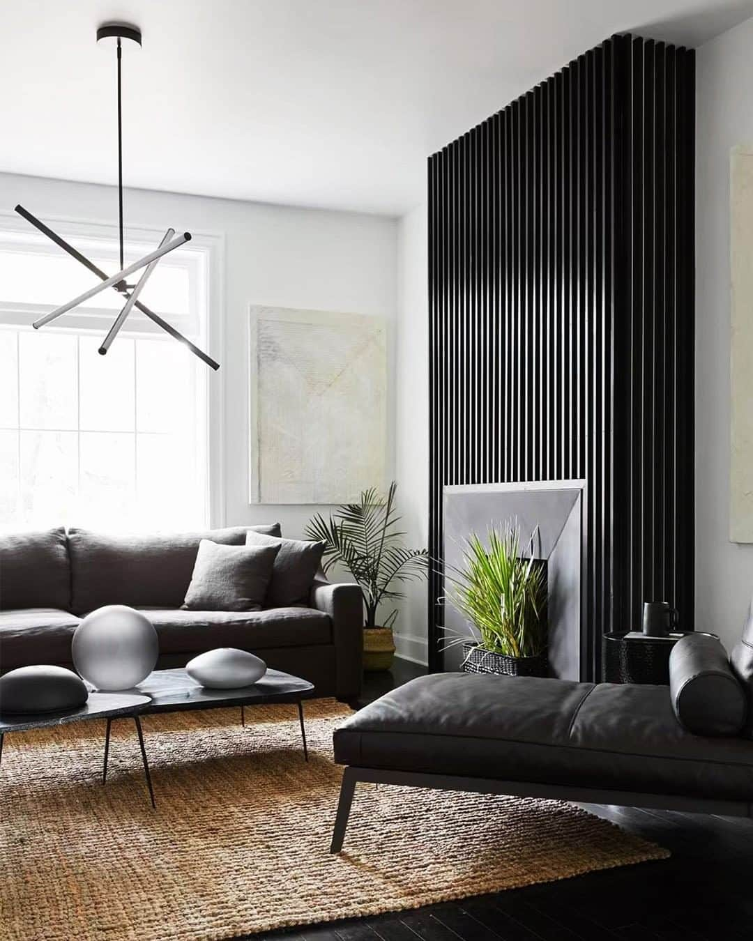 west elmさんのインスタグラム写真 - (west elmInstagram)「M-O-O-D. 🖤 Our LED Rods chandelier is living its best life in this space by @leannefordinteriors! 📸: @reidrolls.interiors #blackonblack #blackwalls #modernist #moderninteriors」5月21日 8時51分 - westelm