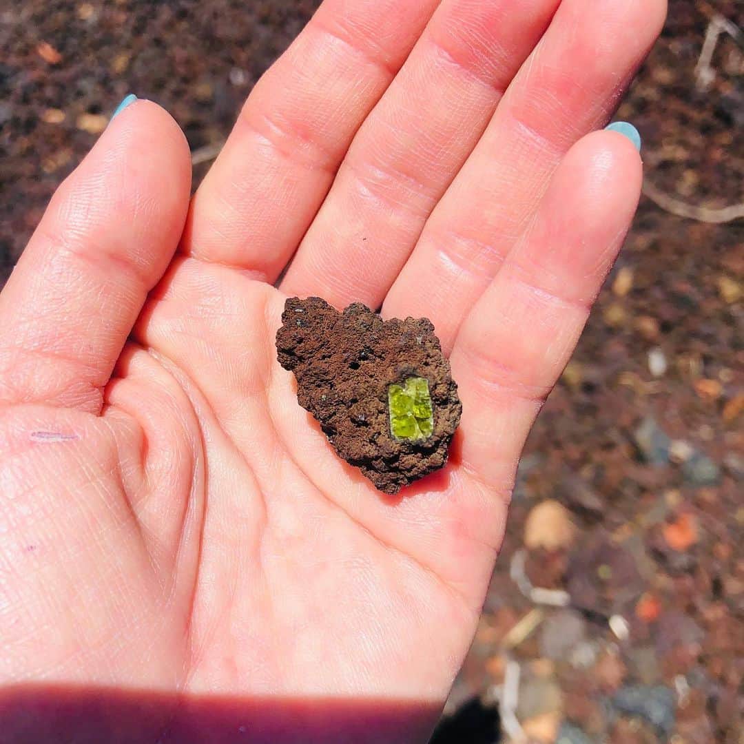 佐伯紅緒さんのインスタグラム写真 - (佐伯紅緒Instagram)「マウナラニで見つけたペリドットの原石。 綺麗。 ちなみに8月生まれの私の誕生石でもあります。  #hawaii #ハワイ島 #maunalani」5月21日 8時54分 - beniosaeki