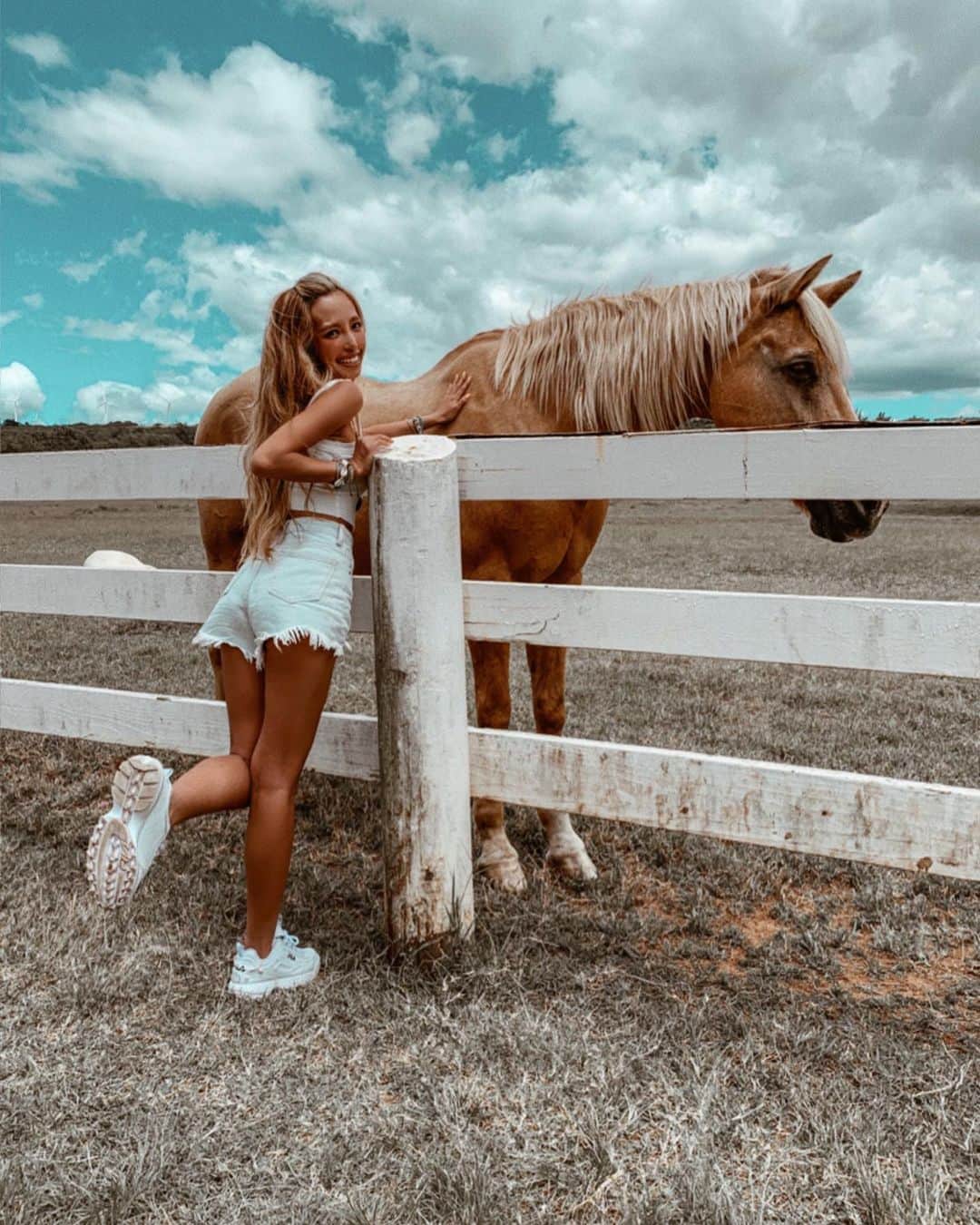 ユミ さんのインスタグラム写真 - (ユミ Instagram)「She's so cute🐎🌳🌈﻿ ﻿ ﻿ ボディから靴から髪のハイライトまで﻿ おんなじ色ですぐ仲良くなれた ソールメイトちゃん😂🧡﻿👩🏾‍🦳🐎﻿ 担当は @risel_hiro さんかな？🤣👌🏾✁ すごく人懐っこくて穏やかで可愛かった～😍﻿ ﻿ ﻿ ﻿ ﻿ #horse#nature#northshore #Hawaii#oahu#haleiwa#cute」5月21日 9時06分 - yuminchu1029