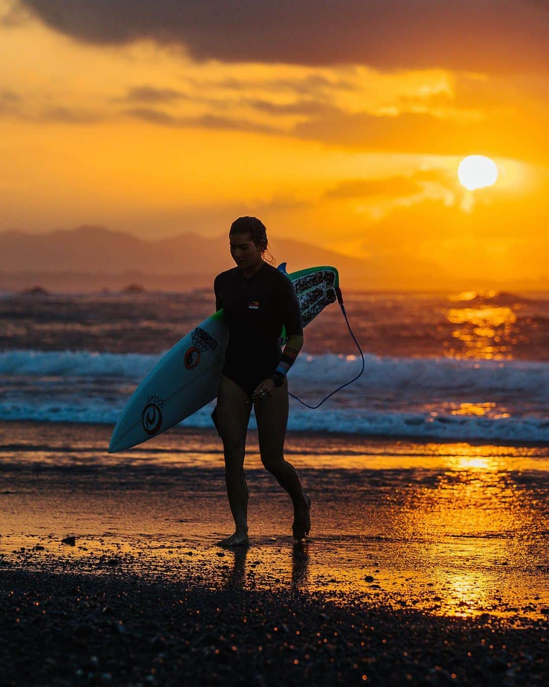 Rip Curl Australiaさんのインスタグラム写真 - (Rip Curl AustraliaInstagram)「Good luck to both @nikkivandijk and @brisahennessy, up next in the #BaliPro QTR Finals! Will it be ON today? 📷 @wsl @mattydunbar⠀⠀」5月21日 9時03分 - ripcurl_aus