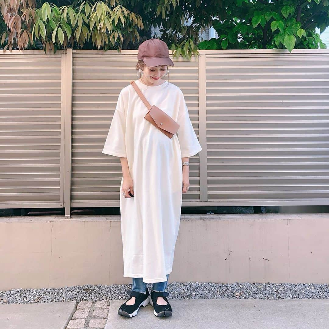 Kikuno Sayumiさんのインスタグラム写真 - (Kikuno SayumiInstagram)「〻Chaco closet 〻 ・ ・ ・ #楽ちん ワンピ ・ 白ワンピは @chaco_closet__official のもの𓍯 ・ 柔らかい素材で着心地良い◎ポケット付き♡♡ ・ こういうワンピってコーデが簡単だからついつい手に取っちゃう😂 ・ プチプラだから白でもOK🙆‍♀️ ・ ブラウン小物とエアリフトでオシャレ感をプラスしたよ👌 ・ ・ ・ onepiece▶ @chaco_closet__official denim▶ @chocoa_official cap▶ @queenhead_official_ piece▶ @glanz88xx ・ ・ ・ #mineby3mootd#オン眉#大人可愛い#ジユジョ#chao_app #ジユパト#春夏コーデ#楽ちんコーデ #シンプルコーデ#春コーデ#マタニティコーデ #ぷんにー#ママリ#ママリファッション#妊娠6ヶ月#マタニティデニム#CHOCOA #mamagirl#Chacocloset#エアリフト#Tシャツワンピ」5月21日 9時04分 - sayumikikuno