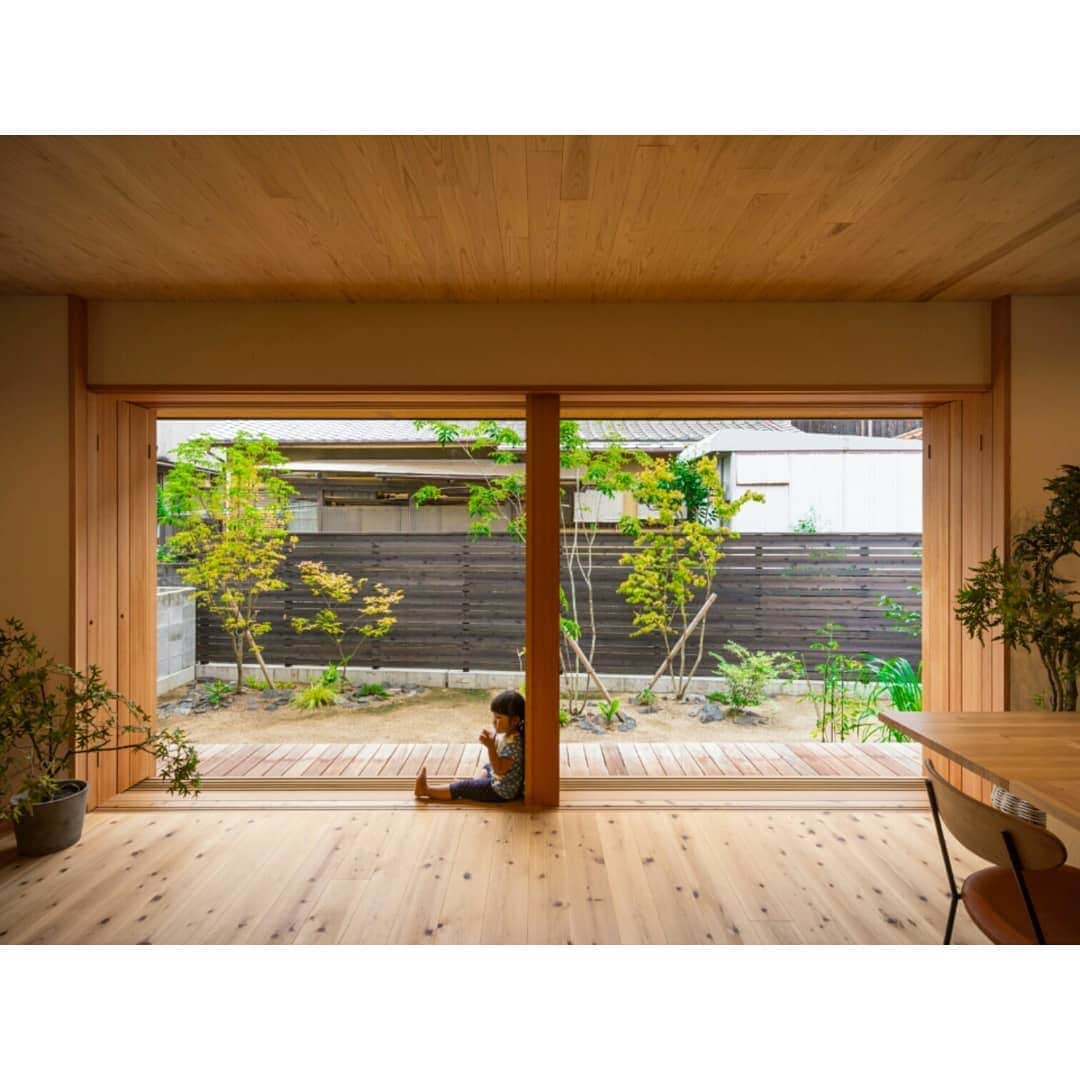 homelife 夢を叶える暮らし方のインスタグラム：「【縁側のある暮らし】 . 休日は子供と一緒に縁側でゆったりとした時間を 四季で変わる庭を家族で一緒に楽しみませんか？ . . ◆―――――――――――――――◆ ▷ more… @homelife_gallery ◆―――――――――――――――◆ . . #庭 #中庭 #縁側 #縁側のある家 #縁側のある暮らし #日本の家 #木のぬくもり #子どものいる暮らし #こだわり #モダン #和モダン #緑のある暮らし #おしゃれな家 #マイホーム #福知山 #豊岡 #加東 #姫路 #注文住宅 #自由設計 #デザイン住宅 #house #home #ホームライフ #ホームライフ100」