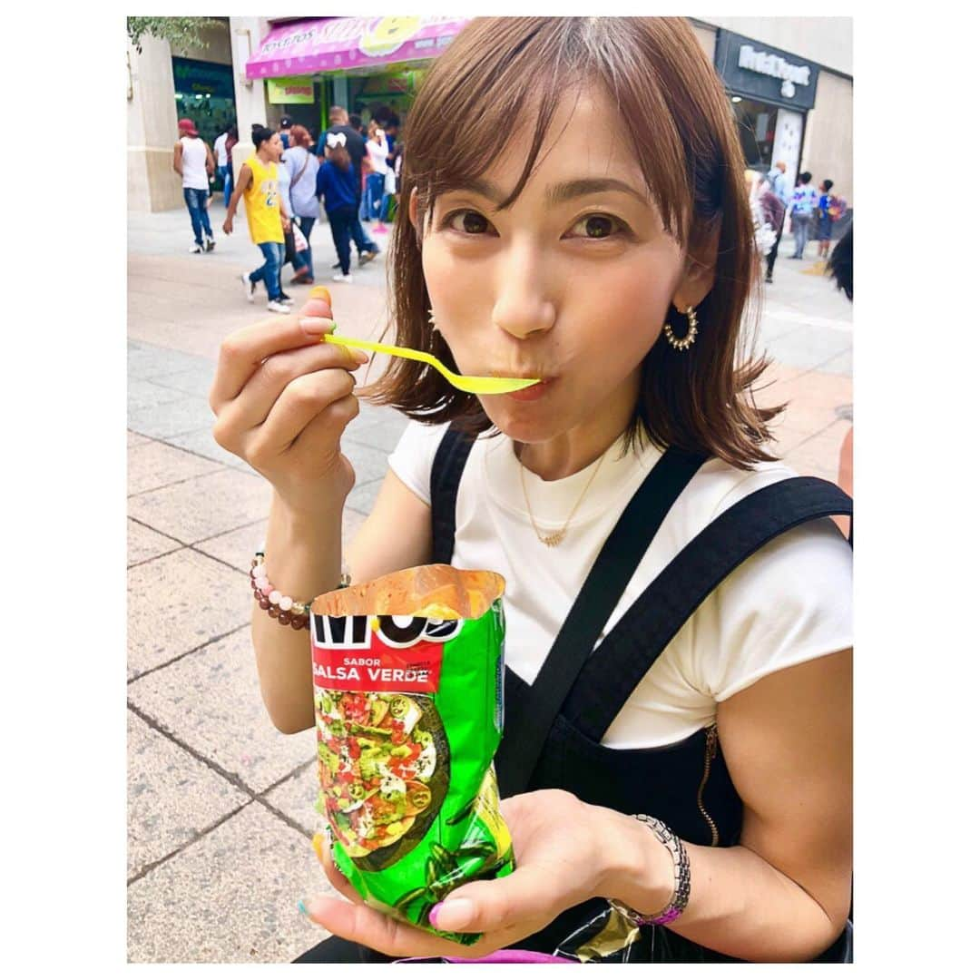 宮崎瑠依さんのインスタグラム写真 - (宮崎瑠依Instagram)「今回も食べ過ぎたw メキシコはご飯がとにかく美味しいんです！！ 辛いモノが大好きな私にとっては天国のよう🇲🇽✨😍 サルサ万歳〜っ🙌w  ストーリーにUPしたこの写真のお菓子も最高に美味しくて、友達と2人でペロリと完食😋  日本に帰ったらタコスが恋しくなりそうだなぁ😂  東京の美味しいメキシカン探そう🤔  #monterrey #モンテレイ #メキシコ旅行 #tostitos #トスティートス #瑠依旅」5月21日 9時08分 - ruimiyazaki