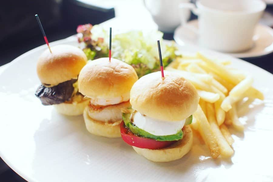 樋口智恵子さんのインスタグラム写真 - (樋口智恵子Instagram)「Petit hamburgers🍔🍔🍔 @palacehoteltokyo . . . . 小さなハンバーガーが可愛いパレスホテルのプリヴェにてゆきちゃん @yukiishihara1112 とランチ🍔✨仕事、美容、旅、プライベート...話止まらず話足りず😆楽しい時間は本当にあっという間です✨ ＊最後の動画...早く着いて窓の外を眺めていたら皇居に向かって道が封鎖されて馬車が！信任状捧呈式の馬車列を特等席から見ることができてちょっと得した気分です🐎📜⚜️ . . . . #パレスホテル東京 #palacehoteltokyo #プリヴェ #ランチ #hamburger #ホテルランチ #女子会ランチ #ハンバーガー #馬車列 #東京グルメ #景色最高」5月21日 9時09分 - chieko_higuchi