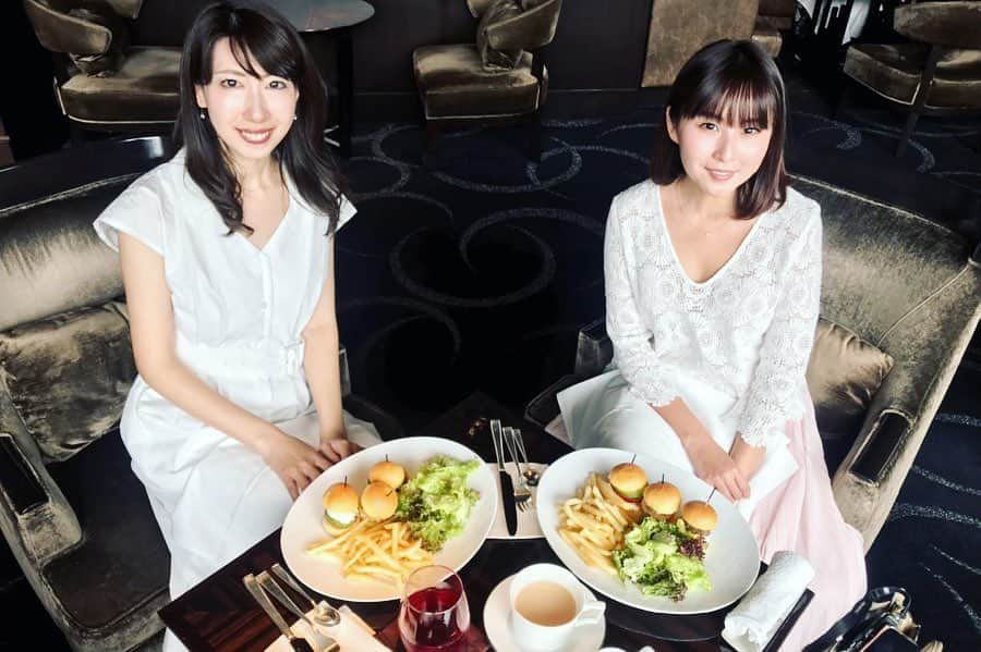 樋口智恵子さんのインスタグラム写真 - (樋口智恵子Instagram)「Petit hamburgers🍔🍔🍔 @palacehoteltokyo . . . . 小さなハンバーガーが可愛いパレスホテルのプリヴェにてゆきちゃん @yukiishihara1112 とランチ🍔✨仕事、美容、旅、プライベート...話止まらず話足りず😆楽しい時間は本当にあっという間です✨ ＊最後の動画...早く着いて窓の外を眺めていたら皇居に向かって道が封鎖されて馬車が！信任状捧呈式の馬車列を特等席から見ることができてちょっと得した気分です🐎📜⚜️ . . . . #パレスホテル東京 #palacehoteltokyo #プリヴェ #ランチ #hamburger #ホテルランチ #女子会ランチ #ハンバーガー #馬車列 #東京グルメ #景色最高」5月21日 9時09分 - chieko_higuchi