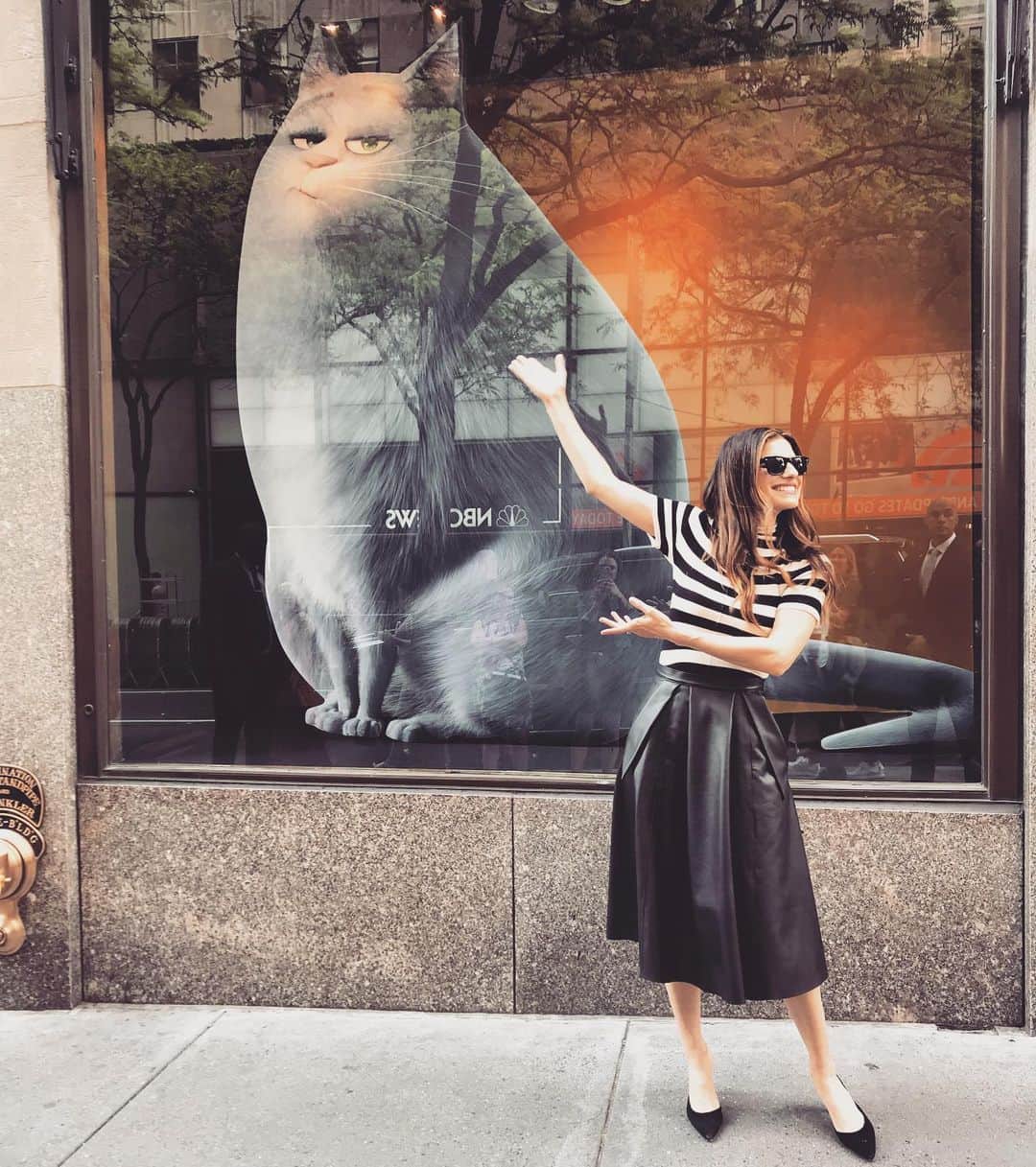 レイク・ベルのインスタグラム：「CHLOE is larger than life! So fun hanging out at @faoschwarz today! Beautiful @secretlifeofpets display. (How is it that Chloe found the lens but I’m looking off to the bushes?) Style by @chrisclassen 🖤」