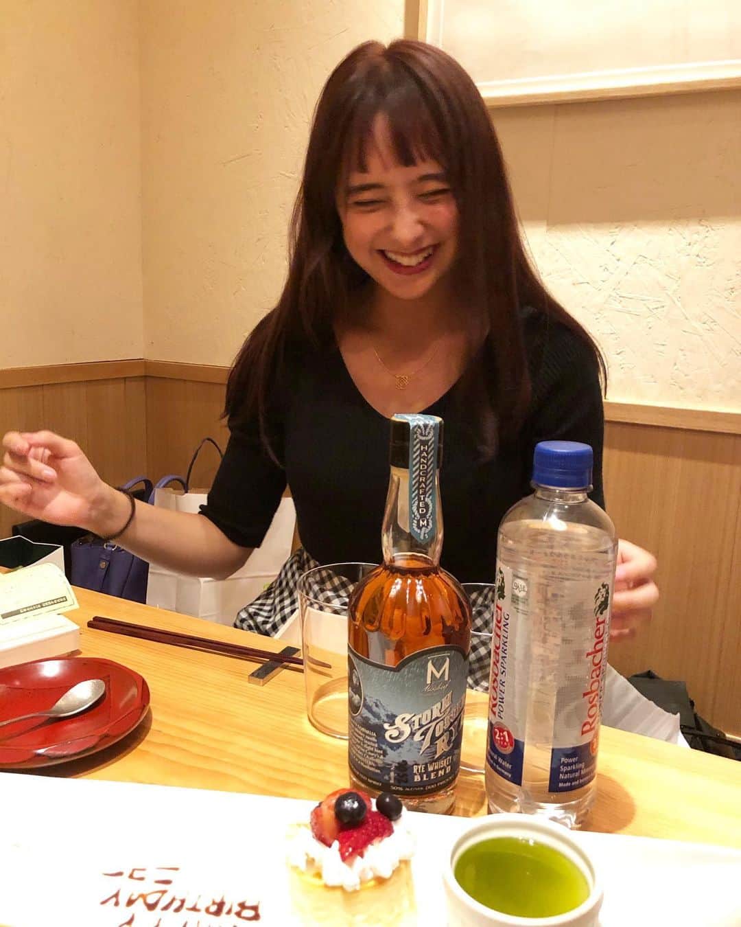 石田ニコルさんのインスタグラム写真 - (石田ニコルInstagram)「ステキなメンバーと一緒に 美味しいご飯とお酒をのんで、 なんと晩酌セットと大好きな化粧品をいただき、しあわせを感じると こんな顔になります。笑笑  ありがとうございました😊💕 #にこー#早めのお祝い#なのです#ありがとう❤️」5月21日 9時17分 - nicole_ishida