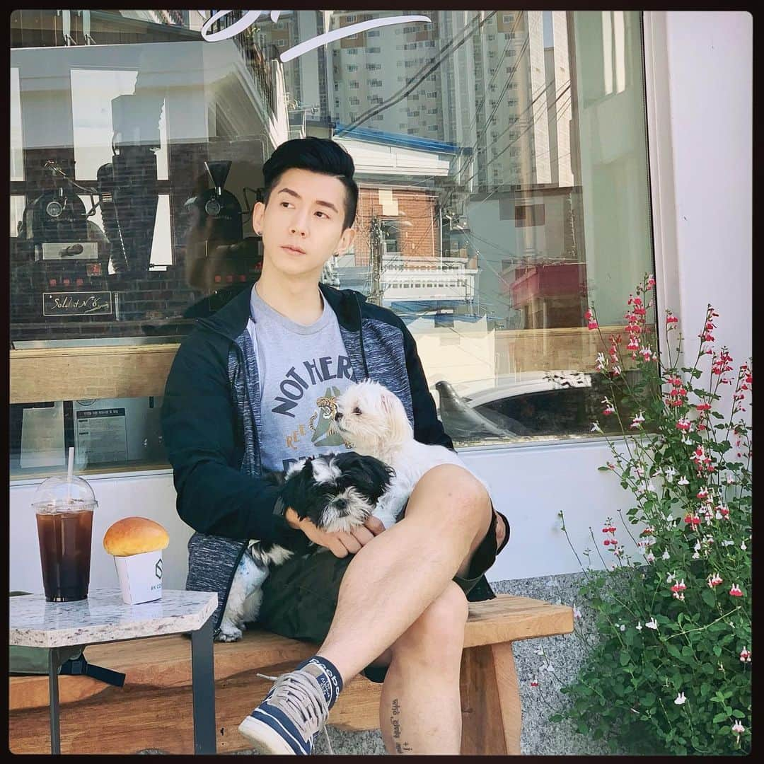 ブライアンさんのインスタグラム写真 - (ブライアンInstagram)「Just enjoying an iced cafe americano, while I wait to be called on set for hair and makeup~ It’s a such a nice day down here in Gwangju~ 머리 메이크업 대기 중~ 아이스 메리카노 한잔하면서 기다립니다^^ 울 아가들이랑~ #TVlife #thejoocrew #gwangju #6kcoffee #Kbc #광주 #육각커피 #환상의타이밍 #주베컴 #주애쉬 #BeckhamJoo #AshJoo #dogsofinstagram #maltese #shihtzu #reebok #reebokkorea #dashukorea #dashuhaircare」5月21日 9時17分 - thebrianjoo