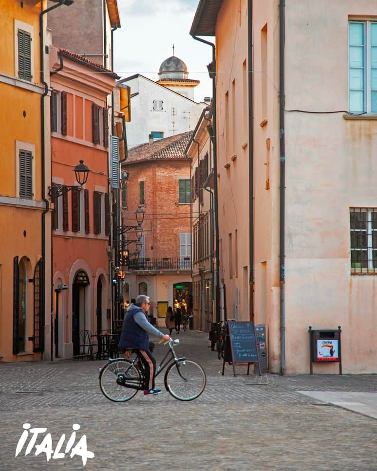 イタリア政府観光局 東京支局さんのインスタグラム写真 - (イタリア政府観光局 東京支局Instagram)「🚴 街角の風景 😘  #セニガッリア #Senigallia #マルケ #Marche #イタリア  #GiroE #TeamENIT #italytoenjoy  @marchetourism  @giroditalia」5月21日 9時21分 - italia.jp