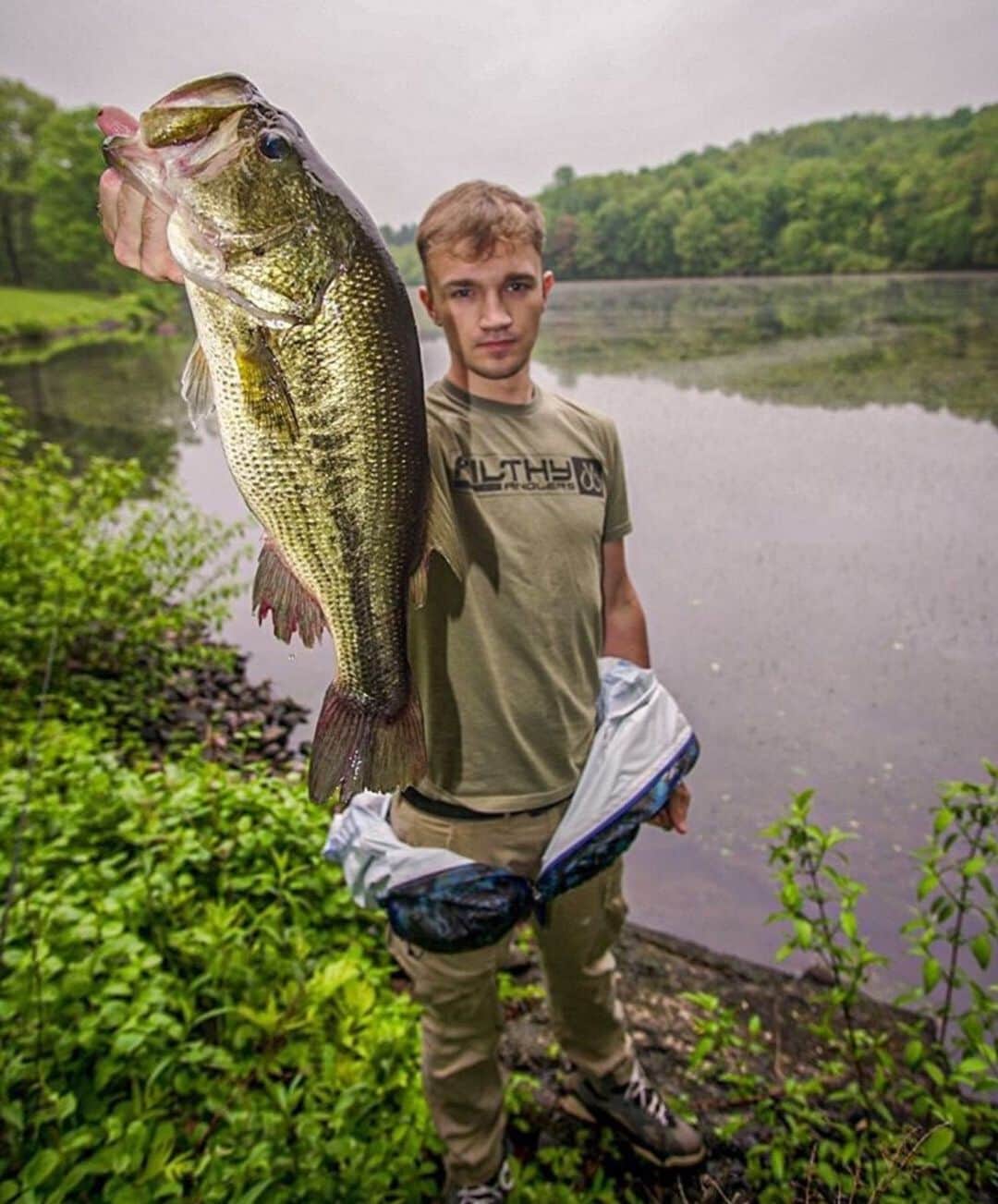 Filthy Anglers™さんのインスタグラム写真 - (Filthy Anglers™Instagram)「Happy Monday everyone. Getting the week started with a pretty impressive catch and photo from @cam_kuziora , photo taken/edited by @bh.visuals -  He landed this beauty throwing s top water frog. What do you think this one weighed? The weather has been warming up all over, hopefully you all can get out on the water soon! Congrats @cam_kuziora you are Certified Filthy, appreciate you representing our brand! www.filthyanglers.com #fishing #bassfishing #angler #bigbass #photography #outdoors #nature #bass #trout #anglerfest #anglerapproved #outdoors #filthyanglers #teamfilthy #boat #fisherman #ladyangler #largemouthbass」5月21日 9時26分 - filthyanglers